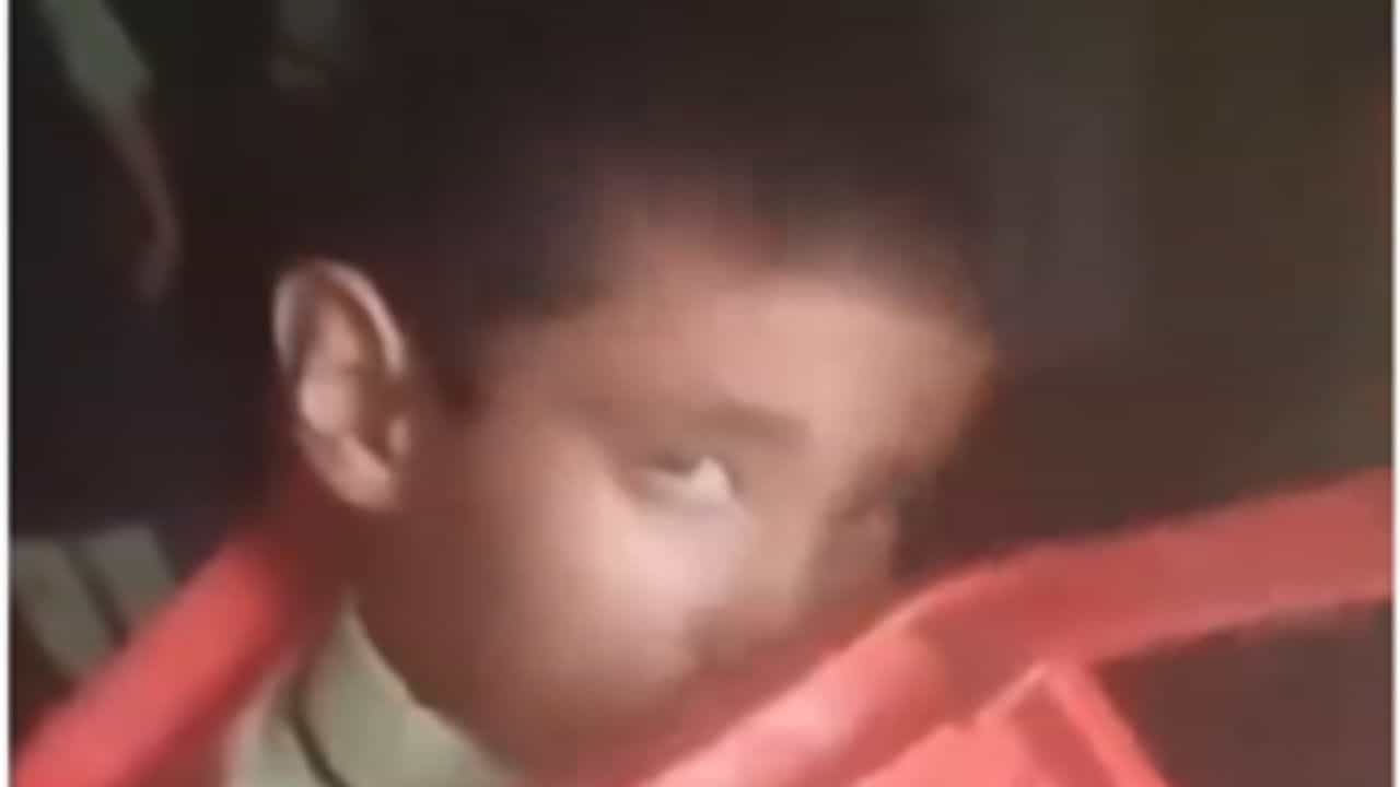Viral: ਬੱਚੇ ਨੇ ਗਲੇ ਚ ਫਸਾ ਲਈ ਕੁਰਸੀ, ਕੁੜੀ ਨੇ ਅਧਿਆਪਕ ਨੂੰ ਦਿੱਤਾ ਅਜਿਹਾ ਆਈਡੀਆ, ਵੀਡੀਓ ਵਾਇਰਲ Viral: ਬੱਚੇ ਨੇ ਗਲੇ ਚ ਫਸਾ ਲਈ ਕੁਰਸੀ, ਕੁੜੀ ਨੇ ਅਧਿਆਪਕ ਨੂੰ ਦਿੱਤਾ ਅਜਿਹਾ ਆਈਡੀਆ, ਵੀਡੀਓ ਵਾਇਰਲ