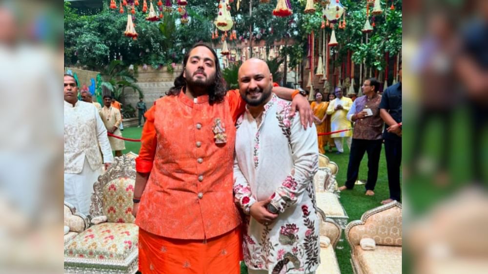 ਅੰਬਾਨੀ ਪਰਿਵਾਰ ਦੇ ਮੈਂਬਰਾਂ ਦੇ ਨਾਲ ਸਾਰੇ ਮਹਿਮਾਨਾਂ ਨੇ ਗਣਪਤੀ ਆਰਤੀ ਕੀਤੀ। ਨਵੀਂ ਵਿਆਹੀ ਜੋੜੀ ਰਾਧਿਕਾ ਮਰਚੈਂਟ, ਅਨੰਤ ਅੰਬਾਨੀ, ਸ਼ਲੋਕਾ ਅੰਬਾਨੀ ਨੇ ਆਰਤੀ ਥਾਲੀ ਫੜੀ ਹੋਈ ਸੀ।