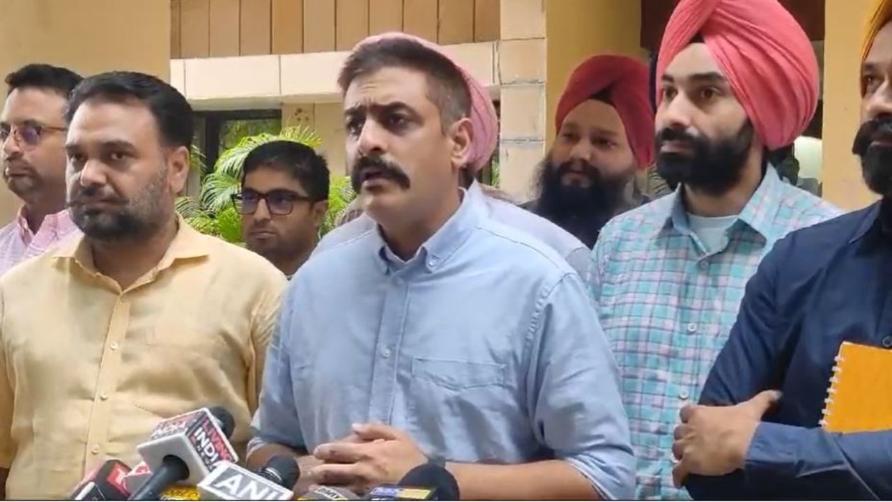 Doctors Strike: ਪੰਜਾਬ ਸਰਕਾਰ ਨੇ ਡਾਕਟਰਾਂ ਦੀਆਂ ਮੰਨੀਆਂ ਮੰਗਾਂ, ਹੜਤਾਲ ਖ਼ਤਮ Doctors Strike: ਪੰਜਾਬ ਸਰਕਾਰ ਨੇ ਡਾਕਟਰਾਂ ਦੀਆਂ ਮੰਨੀਆਂ ਮੰਗਾਂ, ਹੜਤਾਲ ਖ਼ਤਮ