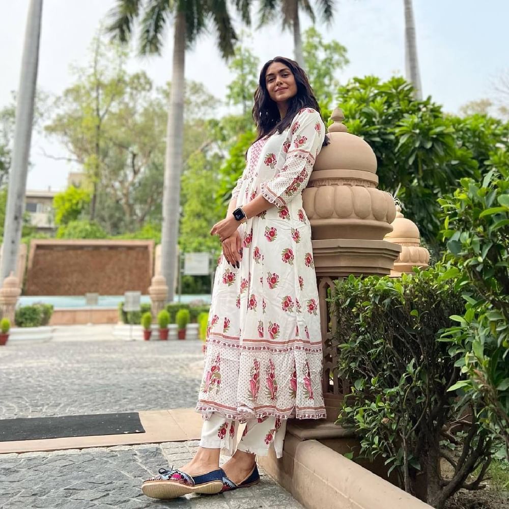 ਜੇਕਰ ਤੁਸੀਂ ਸਿੰਪਲ ਲੁੱਕ ਚਾਹੁੰਦੇ ਹੋ, ਤਾਂ ਤੁਸੀਂ ਅਭਿਨੇਤਰੀ ਦੇ ਇਸ ਲਾਈਟ ਨੇਟ ਵਾਲੇ ਫਲੋਰਲ ਪ੍ਰਿੰਟ ਸੂਟ ਡਿਜ਼ਾਈਨ ਤੋਂ ਆਈਡੀਆ ਲੈ ਸਕਦੇ ਹੋ। ਅਦਾਕਾਰਾ ਨੇ ਫਲੋਰਲ ਪ੍ਰਿੰਟ ਸੂਟ ਪਾਇਆ ਹੋਇਆ ਹੈ। ਗਰਮੀਆਂ ਵਿੱਚ ਅਜਿਹੇ ਸੂਟ ਇੱਕ ਸਟਾਈਲਿਸ਼ ਲੁੱਕ ਦਿੰਦੇ ਹਨ ਅਤੇ ਆਰਾਮਦਾਇਕ ਵੀ ਹੁੰਦੇ ਹਨ। ( Credit : mrunalthakur )