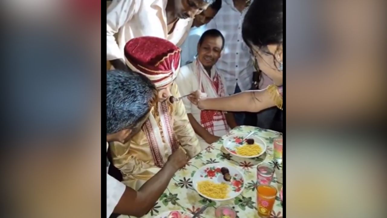 Funny Video: ਲਾੜੇ ਨੇ ਰਸਗੁੱਲੇ ‘ਤੇ ਇਸ ਤਰ੍ਹਾਂ ਮਾਰਿਆ ਝਪਾਟਾ, Video ਦੇਖ ਕੇ ਹਾਸਾ ਨਹੀਂ ਰੋਕ ਪਾਓਗੇ Funny Video: ਲਾੜੇ ਨੇ ਰਸਗੁੱਲੇ ‘ਤੇ ਇਸ ਤਰ੍ਹਾਂ ਮਾਰਿਆ ਝਪਾਟਾ, Video ਦੇਖ ਕੇ ਹਾਸਾ ਨਹੀਂ ਰੋਕ ਪਾਓਗੇ
