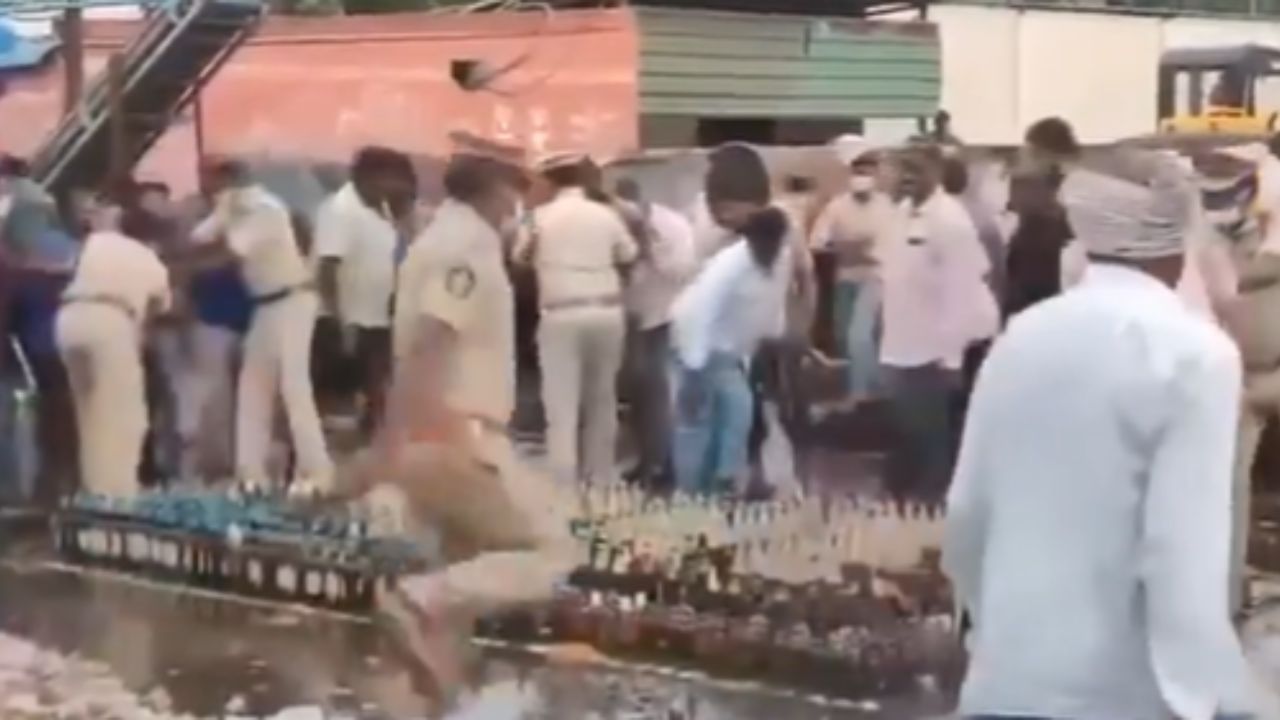 Shocking: ਵੇਖਦੀ ਰਹੀ ਪੁਲਿਸ… ਸ਼ਰਾਬ ਚੋਰੀ ਕਰਦੇ ਰਹੇ ਬਦਮਾਸ਼ , ਬੁਲਡੋਜ਼ਰ ਨਾਲ ਨਸ਼ਟ ਕਰਨ ਲਈ ਸੜਕ ‘ਤੇ ਰੱਖੀਆਂ ਸਨ ਬੋਤਲਾਂ, ਵੇਖੋ ਵੀਡੀਓ Shocking: ਵੇਖਦੀ ਰਹੀ ਪੁਲਿਸ… ਸ਼ਰਾਬ ਚੋਰੀ ਕਰਦੇ ਰਹੇ ਬਦਮਾਸ਼ , ਬੁਲਡੋਜ਼ਰ ਨਾਲ ਨਸ਼ਟ ਕਰਨ ਲਈ ਸੜਕ ‘ਤੇ ਰੱਖੀਆਂ ਸਨ ਬੋਤਲਾਂ, ਵੇਖੋ ਵੀਡੀਓ