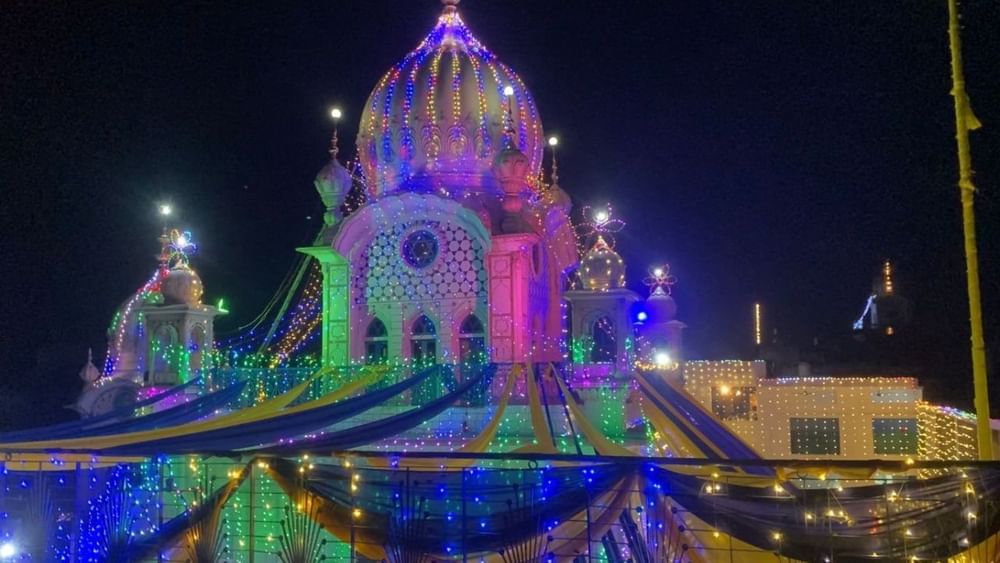 ਗੁਰਦੁਆਰਾ ਸ੍ਰੀ ਡੇਹਰਾ ਸਾਹਿਬ ਵਿੱਚ ਗੁਰੂ ਜੀ ਅਤੇ ਮਾਤਾ ਜੀ ਦੇ ਵਿਆਹ ਦੀ ਗਵਾਹ ਸ੍ਰੀ ਥੜਾ ਸਾਹਿਬ ਅੱਜ ਵੀ ਇੱਥੇ ਮੌਜੂਦ ਹੈ। ਗੁਰਦੁਆਰਾ ਸ੍ਰੀ ਡੇਹਰਾ ਸਾਹਿਬ ਵਿੱਚ ਮੌਜੂਦ ਸ੍ਰੀ ਥੜਾ ਸਾਹਿਬ ਦਾ ਸ੍ਰੀ ਗੁਰੂ ਨਾਨਕ ਦੇਵ ਜੀ ਅਤੇ ਮਾਤਾ ਸੁਲੱਖਣੀ ਜੀ ਦੇ ਵਿਆਹ ਪੁਰਬ ਨੂੰ ਲੈ ਕੇ ਇੱਕ ਮਹੱਤਵਪੂਰਨ ਇਤਿਹਾਸ ਹੈ।