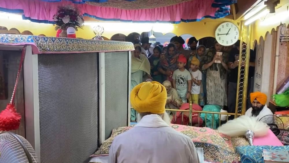 ਲੱਖਾਂ ਦੀ ਗਿਣਤੀ ਵਿੱਚ ਸੰਗਤਾਂ ਗੁਰਦੁਆਰਾ ਸ੍ਰੀ ਡੇਹਰਾ ਸਾਹਿਬ ਮੱਥਾ ਟੇਕਣ ਲਈ ਪਹੁੰਚ ਰਹੀਆਂ ਹਨ। ਜਿਵੇਂ-ਜਿਵੇਂ ਵਿਆਹ ਦਾ ਤਿਉਹਾਰ ਨੇੜੇ ਆ ਰਿਹਾ ਹੈ, ਸ਼ਹਿਰ ਵਿਆਹ ਦੇ ਰੰਗਾਂ ਵਿੱਚ ਰੰਗਿਆ ਗਿਆ ਹੈ।