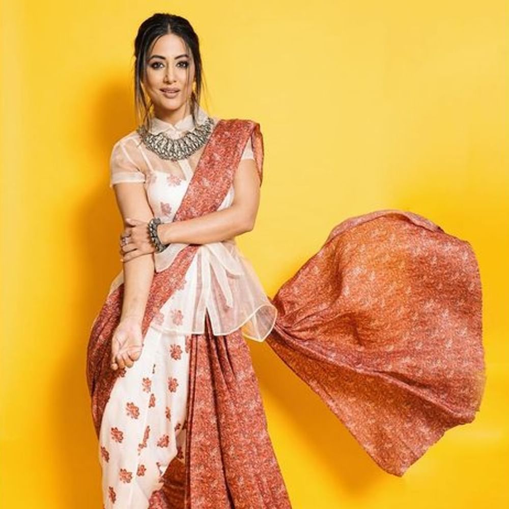 Punjabi Suit Look: ਸੂਟ ਇਕ ਅਜਿਹਾ ਟ੍ਰੈਡਿਸ਼ਨਲ ਆਊਟਫਿੱਟ ਹੈ, ਜਿਸ ਦਾ ਫੈਸ਼ਨ ਕਦੇ ਪੁਰਾਣਾ ਨਹੀਂ ਹੁੰਦਾ ਅਤੇ ਨਾ ਹੀ ਕੁੜੀਆਂ ਵਿਚ ਇਸ ਦਾ ਕ੍ਰੇਜ਼ ਘੱਟਦਾ ਹੈ। ਹਾਲਾਂਕਿ, ਇਸ ਨੂੰ ਸਟਾਈਲ ਕਰਨ ਦੇ ਤਰੀਕੇ ਬਦਲਦੇ ਰਹਿੰਦੇ ਹਨ। ਤਿਉਹਾਰਾਂ ਦੇ ਸੀਜ਼ਨ 'ਚ ਤੁਸੀਂ ਪੰਜਾਬੀ ਸੂਟ ਟਰਾਈ ਕਰ ਸਕਦੇ ਹੋ।