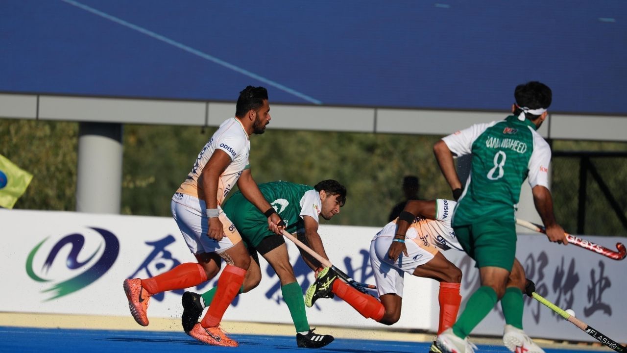 India Vs Pakistan Hockey: ਭਾਰਤ-ਪਾਕਿਸਤਾਨ ਮੈਚ ਦੇ ਮੈਚ ਚ ਗਰਮਾ ਗਰਮੀ, ਖਿਡਾਰੀ ਆਪਸ ‘ਚ ਭਿੜੇ, ਅੰਪਾਇਰਾਂ ਨੇ ਦਿੱਤਾ ਦਖਲ India Vs Pakistan Hockey: ਭਾਰਤ-ਪਾਕਿਸਤਾਨ ਮੈਚ ਦੇ ਮੈਚ ਚ ਗਰਮਾ ਗਰਮੀ, ਖਿਡਾਰੀ ਆਪਸ ‘ਚ ਭਿੜੇ, ਅੰਪਾਇਰਾਂ ਨੇ ਦਿੱਤਾ ਦਖਲ