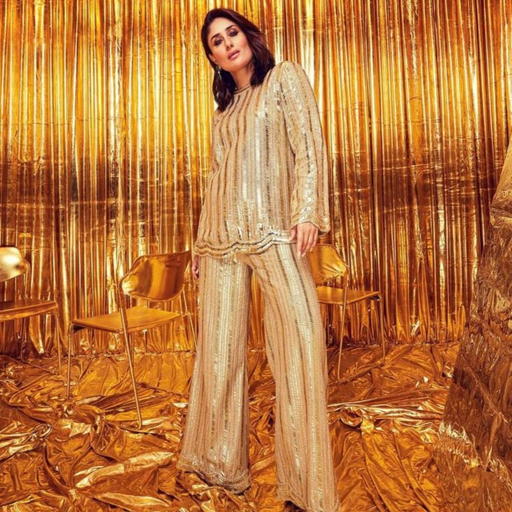 ਫੈਸ਼ਨ ਅਤੇ ਸਟਾਈਲ ਦੀ ਗੱਲ ਕਰੀਏ ਤਾਂ ਕਰੀਨਾ ਕਪੂਰ ਕਿਸੇ ਤੋਂ ਪਿੱਛੇ ਨਹੀਂ ਹੈ। ਜੇਕਰ ਤੁਸੀਂ ਵਿਆਹ ਵਿੱਚ ਕੁਝ ਚਮਕਦਾਰ ਪਹਿਨਣਾ ਚਾਹੁੰਦੇ ਹੋ, ਤਾਂ ਕਰੀਨਾ ਦੇ ਗੋਲਡਨ ਸੀਕੁਇਨ ਕੁਆਰਡ ਸੈੱਟ ਤੋਂ ਵਧੀਆ ਹੋਰ ਕੁਝ ਨਹੀਂ ਹੋ ਸਕਦਾ। ਕਰੀਨਾ ਨੇ ਇੱਕ ਸੀਕੁਇਨ ਟੌਪ ਅਤੇ ਮੈਚਿੰਗ ਫਲੇਅਰਡ ਪੈਂਟ ਪਹਿਨੀ ਹੋਈ ਹੈ, ਜਿਸ ਵਿੱਚ ਹਰ ਥਾਂ ਗੋਲਡਨ ਦੇ ਡਿਊਲ ਸ਼ਿਮਰੀ ਸ਼ੇਡ ਦੀ ਡਿਟੇਲਿੰਗ ਹੈ।