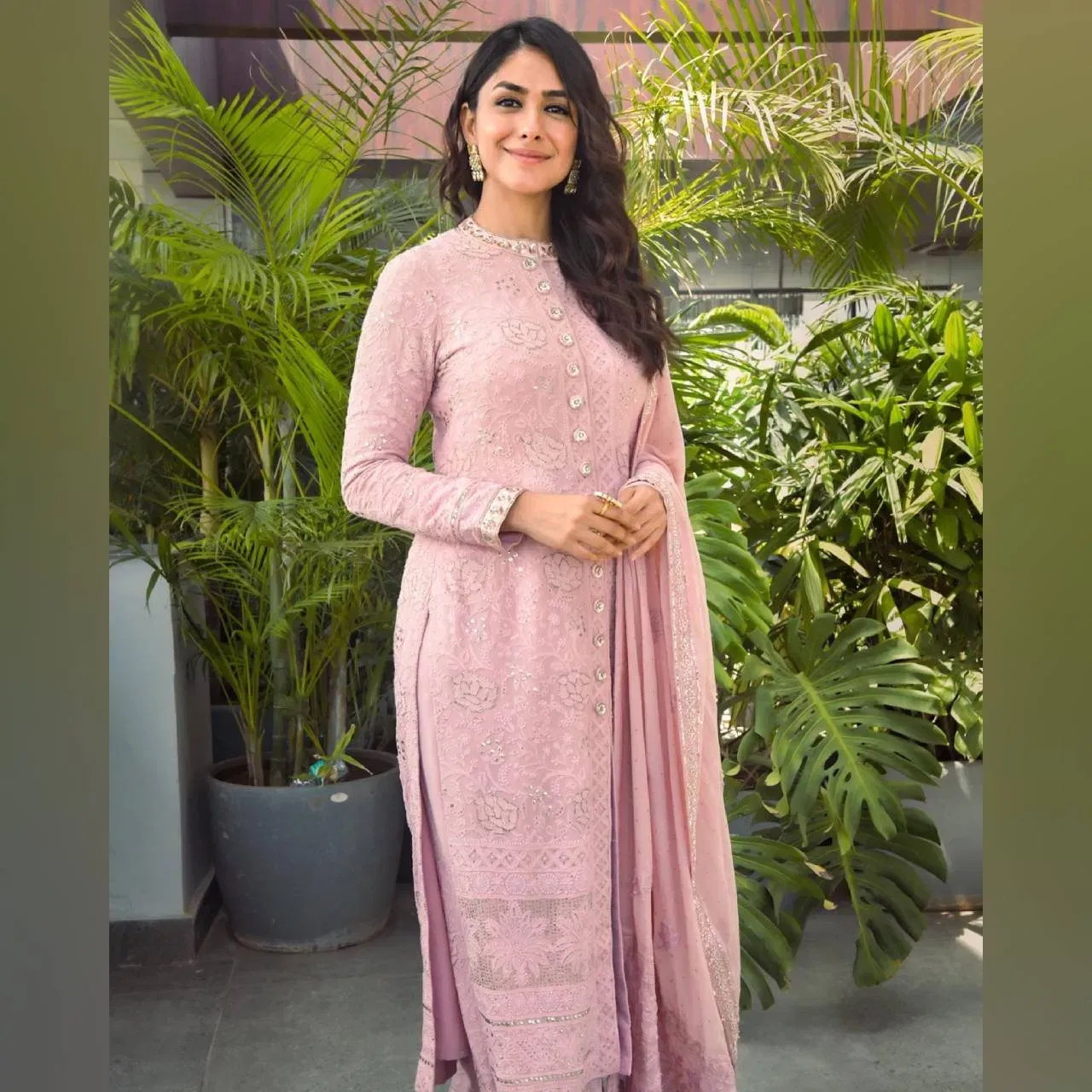 ਮ੍ਰਿਣਾਲ ਠਾਕੁਰ ਦਾ ਇਹ ਸੂਟ ਲੁੱਕ ਕਾਫੀ ਸਟਾਈਲਿਸ਼ ਲੱਗ ਰਿਹਾ ਹੈ। ਅਦਾਕਾਰਾ ਨੇ ਪੇਸਟਲ ਰੰਗ ਦਾ ਬਟਨ ਸੂਟ ਸਟਾਈਲ ਸੂਟ ਪਾਇਆ ਹੋਇਆ ਹੈ। ਇਸ ਤਰ੍ਹਾਂ ਦਾ ਸੂਟ ਦਫਤਰ ਵਿਚ ਵਿਆਹ ਜਾਂ ਤਿਉਹਾਰ ਦੇ ਜਸ਼ਨਾਂ ਵਿਚ ਪਹਿਨਿਆ ਜਾ ਸਕਦਾ ਹੈ। ਇਸ ਨਾਲ ਪਜਾਮਾ ਅਤੇ ਪੈਂਟ ਦੋਵੇਂ ਪਰਫੈਕਟ ਹੋਣਗੇ। ( Credit : mrunalthakur )