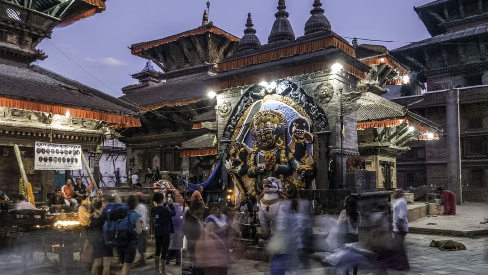 ਭਾਰਤ ਦਾ ਸਭ ਤੋਂ ਨਜ਼ਦੀਕੀ ਦੇਸ਼ ਨੇਪਾਲ ਹੈ। ਤੁਸੀਂ ਇੱਥੇ ਬਿਨਾਂ ਵੀਜ਼ਾ ਦੇ ਵੀ ਸਫਰ ਕਰ ਸਕਦੇ ਹੋ। ਇੱਥੇ ਬਹੁਤ ਸਾਰੇ ਪ੍ਰਾਚੀਨ ਮੰਦਰ ਦੇਖਣ ਯੋਗ ਹਨ। ਹਾਲਾਂਕਿ, ਹਰ ਸਾਲ ਭਾਰਤ ਤੋਂ ਵੱਡੀ ਗਿਣਤੀ ਵਿੱਚ ਲੋਕ ਨੇਪਾਲ ਜਾਂਦੇ ਹਨ। ਇੱਥੇ 1 ਭਾਰਤੀ ਰੁਪਏ ਦੀ ਕੀਮਤ 1.60 ਨੇਪਾਲੀ ਰੁਪਏ ਦੇ ਬਰਾਬਰ ਹੈ।