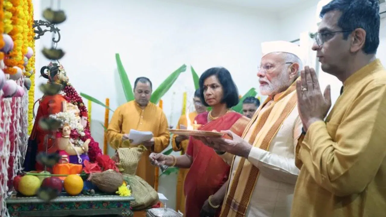 CJI ਦੇ ਘਰ PM ਮੋਦੀ ਦੀ ਪੂਜਾ ‘ਤੇ ਭਖਿਆ ਵਿਵਾਦ, ਭਾਜਪਾ ਨੇ ਵਿਰੋਧੀ ਧਿਰ ਨੂੰ ਯਾਦ ਦੁਆਈ ਇਫਤਾਰ ਪਾਰਟੀ CJI ਦੇ ਘਰ PM ਮੋਦੀ ਦੀ ਪੂਜਾ ‘ਤੇ ਭਖਿਆ ਵਿਵਾਦ, ਭਾਜਪਾ ਨੇ ਵਿਰੋਧੀ ਧਿਰ ਨੂੰ ਯਾਦ ਦੁਆਈ ਇਫਤਾਰ ਪਾਰਟੀ