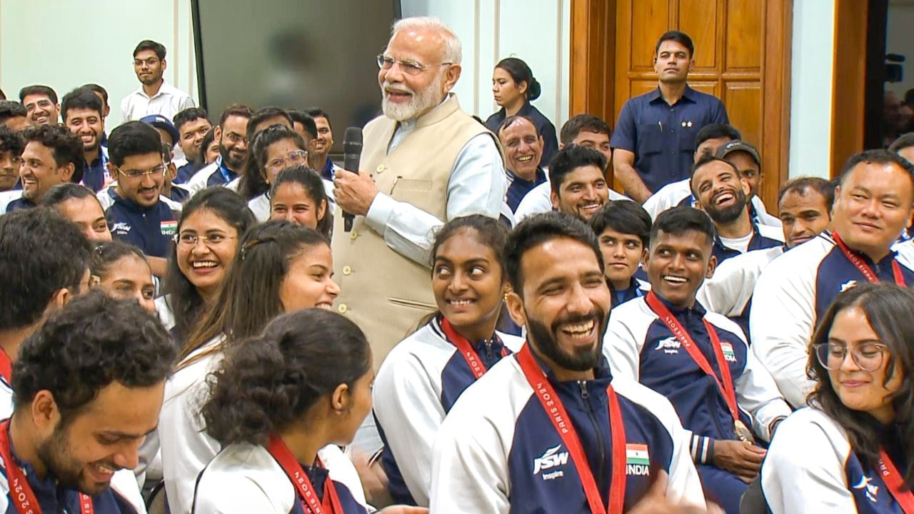 PM ਨਰਿੰਦਰ ਮੋਦੀ ਨੇ ਪੈਰਾਲੰਪਿਕ ਖਿਡਾਰੀਆਂ ਨਾਲ ਕੀਤੀ ਮੁਲਾਕਾਤ, ਗੋਲਡ ਮੈਡਲ ਜੇਤੂ ਹਰਵਿੰਦਰ ਨੇ ਦਿੱਤਾ ਇਹ ਤੋਹਫਾ PM ਨਰਿੰਦਰ ਮੋਦੀ ਨੇ ਪੈਰਾਲੰਪਿਕ ਖਿਡਾਰੀਆਂ ਨਾਲ ਕੀਤੀ ਮੁਲਾਕਾਤ, ਗੋਲਡ ਮੈਡਲ ਜੇਤੂ ਹਰਵਿੰਦਰ ਨੇ ਦਿੱਤਾ ਇਹ ਤੋਹਫਾ