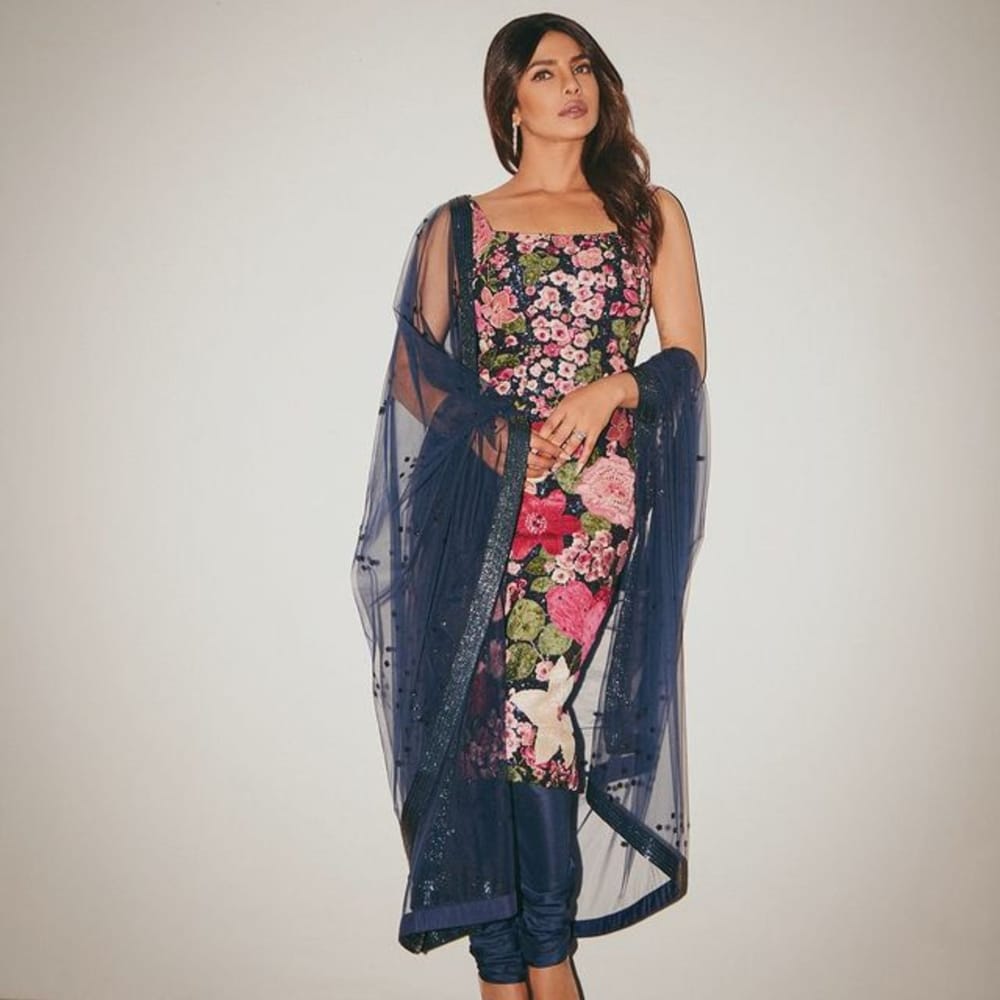ਪ੍ਰਿਅੰਕਾ ਚੋਪੜਾ ਦੀ ਫੈਸ਼ਨ ਸੈਂਸ ਇੰਡਸਟਰੀ 'ਚ ਟਾਪ ਕਲਾਸ ਹੈ। ਇਸ ਲੁੱਕ 'ਚ ਪ੍ਰਿਯੰਕਾ ਚੋਪੜਾ ਨੇ ਟਾਈਟ ਚੂੜੀਦਾਰ ਅਤੇ ਨੈੱਟ ਦੁਪੱਟੇ ਦੇ ਨਾਲ ਰੈਟਰੋ ਵਾਈਬਸ ਵਾਲਾ ਬਹੁਤ ਹੀ ਖੂਬਸੂਰਤ ਫਲੋਰਲ ਪ੍ਰਿੰਟਿਡ ਕੁੜਤਾ ਪਹਿਨਿਆ ਹੈ। ਤੁਸੀਂ ਪ੍ਰਿਅੰਕਾ ਦੇ ਇਸ ਸੁਪਰ ਟ੍ਰੇਂਡੀ ਅਤੇ ਸਟਾਈਲਿਸ਼ ਸੂਟ ਨੂੰ ਵੀ ਟ੍ਰਾਈ ਕਰ ਸਕਦੇ ਹੋ।