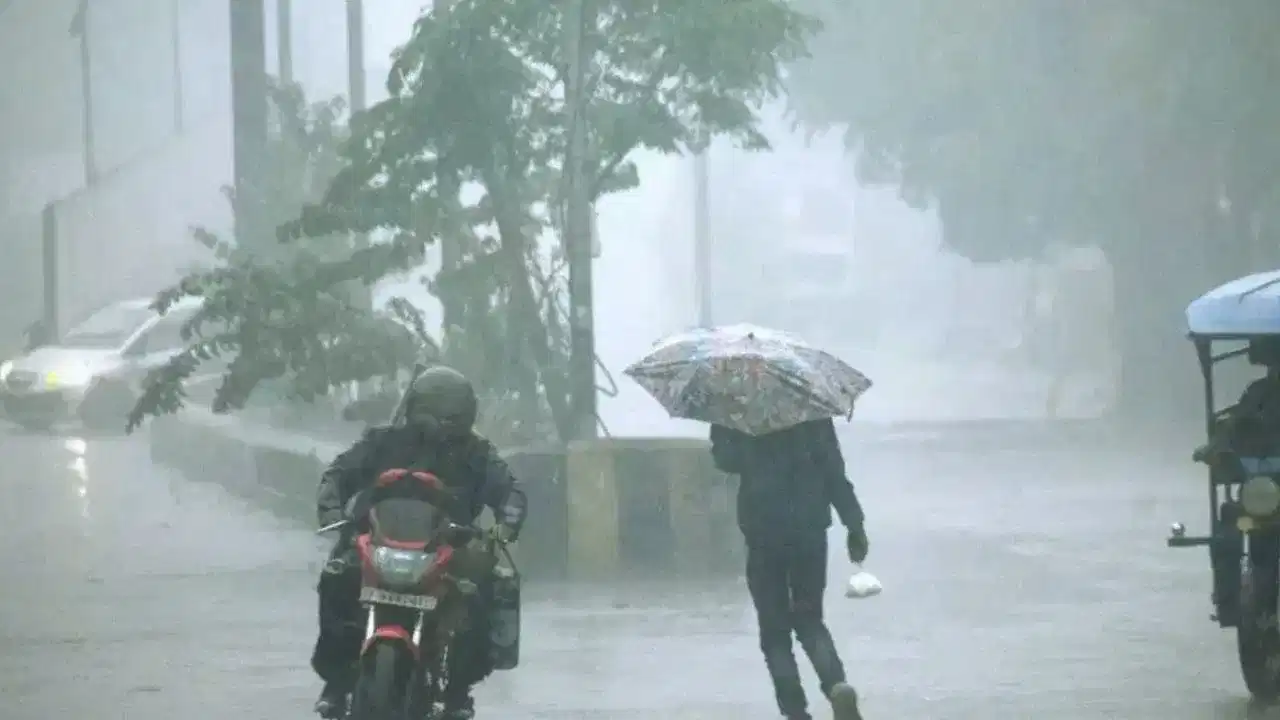 Punjab Weather: ਮੀਂਹ ਨੇ ਲਿਆਂਦੀ ਮੌਸਮ ਵਿੱਚ ਠੰਡਕ, ਅੱਜ ਵੀ ਹਲਕੀ ਬਾਰਿਸ਼ ਦੀ ਸੰਭਾਵਨਾ