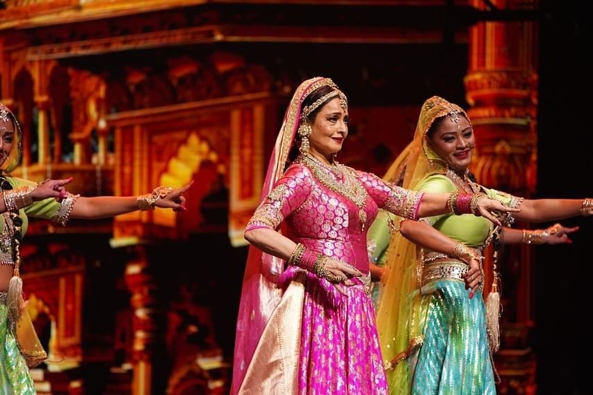 ਗੁਲਾਬੀ ਰੰਗ ਦੇ ਆਊਟਫਿੱਟ ਵਿੱਚ ਰੇਖਾ ਨੇ ਆਈਫਾ ਅਵਾਰਡਸ ਦੀ ਸ਼ਾਮ ਨੂੰ ਗੁਲਾਬੀ ਕਰ ਦਿੱਤਾ। 69 ਸਾਲ ਦੀ ਰੇਖਾ ਦੀ ਖੂਬਸੂਰਤੀ ਦੇ ਮੁਕਾਬਲੇ ਅੱਜ ਵੀ ਹਰ ਕੋਈ ਫੇਲ ਹੋ ਜਾਂਦਾ ਹੈ। ਰੇਖਾ ਦੀ ਪਰਫਾਰਮੈਂਸ ਨੇ ਸਮਾਗਮ ਦੀ ਰਾਤ ਰੌਸ਼ਨ ਕਰ ਦਿੱਤੀ।