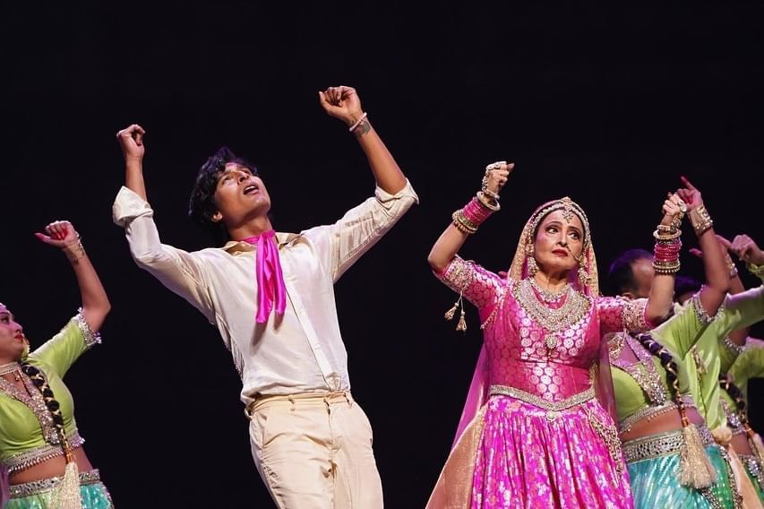 ਆਈਫਾ ਐਵਾਰਡਜ਼ 2024 ਦੇ ਮੰਚ 'ਤੇ ਰੇਖਾ ਦੀ ਪਰਫਾਰਮੈਂਸ ਨੇ ਸਾਰਿਆਂ ਦਾ ਧਿਆਨ ਆਪਣੇ ਵੱਲ ਖਿੱਚ ਲਿਆ। ਅੱਜ ਵੀ ਜਦੋਂ ਮਸ਼ਹੂਰ ਅਦਾਕਾਰਾ ਡਾਂਸ ਕਰਦੀ ਹੈ ਤਾਂ ਦਰਸ਼ਕ ਦੇਖਦੇ ਹੀ ਰਹਿ ਜਾਂਦੇ ਹਨ।