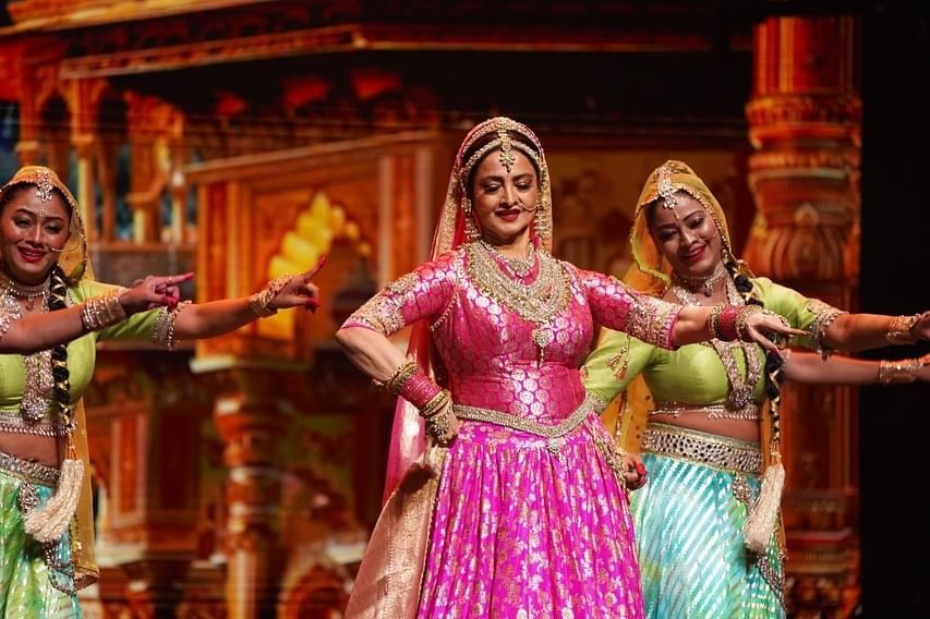 ਰੇਖਾ ਇੱਕ ਸ਼ਾਨਦਾਰ ਕਲਾਸਿਕ ਡਾਂਸਰ ਹੈ। ਉਨ੍ਹਾਂ ਦੇ ਪਹਿਰਾਵੇ ਨੂੰ ਦੇਖ ਕੇ ਇਹ ਸਮਝਿਆ ਜਾ ਸਕਦਾ ਹੈ ਕਿ ਉਹ ਕਲਾਸਿਕ ਡਾਂਸ ਕਰ ਰਹੀ ਹੈ। ਇਸ ਤੋਂ ਇਲਾਵਾ ਉਸ ਨੇ ਭਾਰੀ ਗਹਿਣੇ ਵੀ ਪਹਿਨੇ ਹੋਏ ਹਨ।
