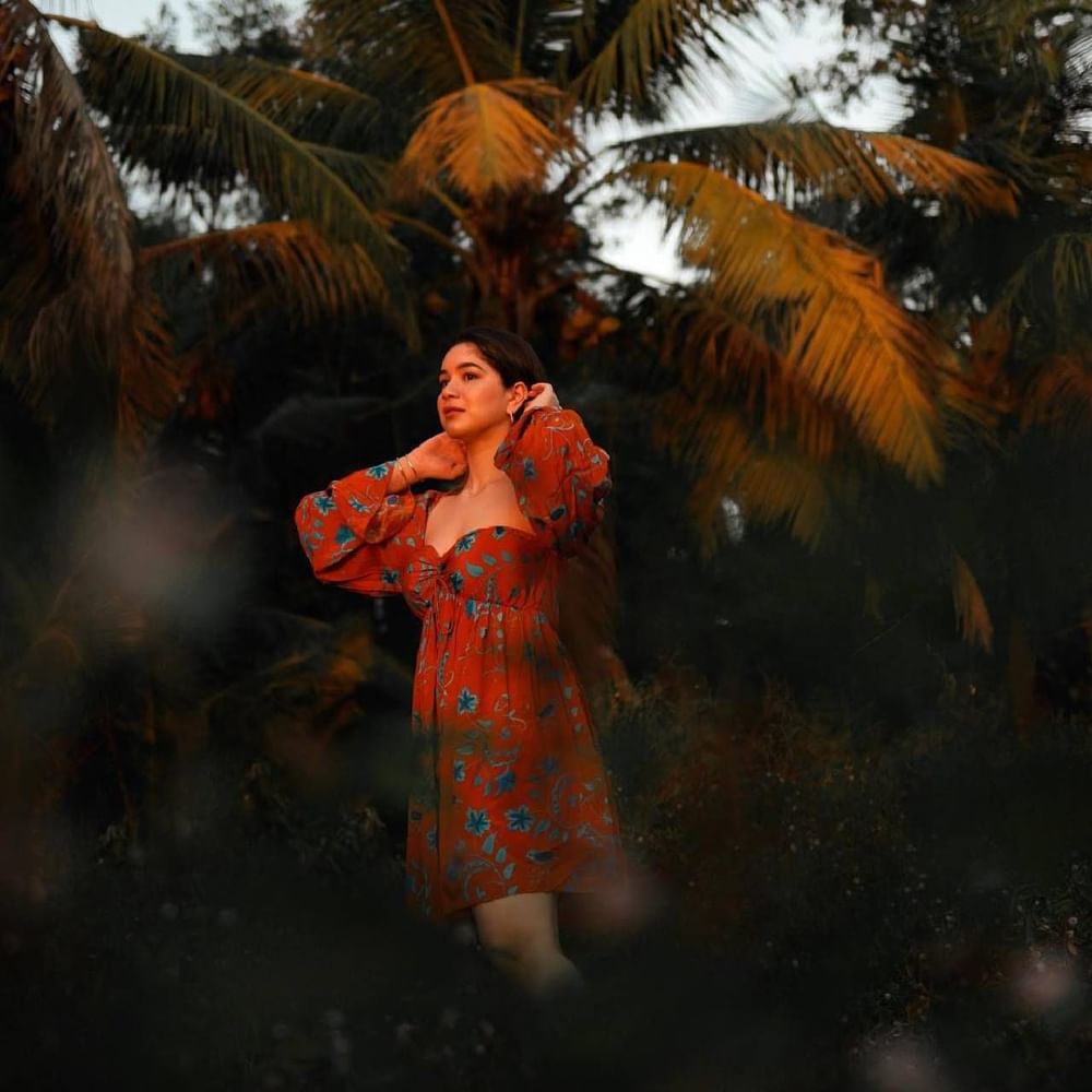 ਸਾਰਾ ਦਾ ਇਹ ਲੁੱਕ ਕਾਫੀ ਸਟਾਈਲਿਸ਼ ਲੱਗ ਰਿਹਾ ਹੈ। ਉਸ ਨੇ ਫਲੋਰਲ ਪ੍ਰਿੰਟ ਦੀ ਸ਼ਾਰਟ ਡਰੈੱਸ ਵਿਅਰ ਕੀਤੀ ਹੈ। ਦੋਸਤਾਂ ਨਾਲ ਬਾਹਰ ਜਾਣ ਸਮੇਂ ਤੁਸੀਂ ਇਸ ਤਰ੍ਹਾਂ ਦੀ ਸ਼ਾਰਟ ਫਲੋਰਲ ਡਰੈੱਸ ਵੀ ਵਿਅਰ ਕਰ ਸਕਦੇ ਹੋ। ਇਸ ਨਾਲ ਜੁੱਤੇ ਅਤੇ ਹੀਲਜ਼ ਦੋਵੇਂ ਹੀ ਲੁੱਕ ਨੂੰ ਸਟਾਈਲਿਸ਼ ਬਣਾਉਣ ਲਈ ਪਰਫੈਕਟ ਹੋਣਗੇ।