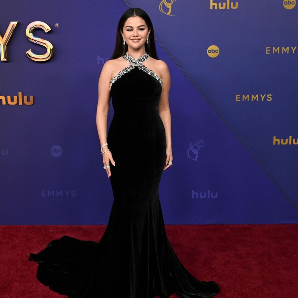 ਅਵਾਰਡ ਫੰਕਸ਼ਨ 'ਚ ਸੇਲੇਨਾ ਗੋਮੇਜ਼ ਨੂੰ ਰਾਲਫ ਲੌਰੇਨ ਦੇ ਬਹੁਤ ਹੀ ਪਿਆਰੇ ਬਲੈਕ ਗਾਊਨ 'ਚ ਦੇਖਿਆ ਗਿਆ। ਰੈੱਡ ਕਾਰਪੇਟ 'ਤੇ ਉਨ੍ਹਾਂ ਦਾ ਲੁੱਕ ਕਾਫੀ ਖੂਬਸੂਰਤ ਲੱਗ ਰਿਹਾ ਸੀ। ( photo credit: Gilbert Flores/Variety via Getty Images)