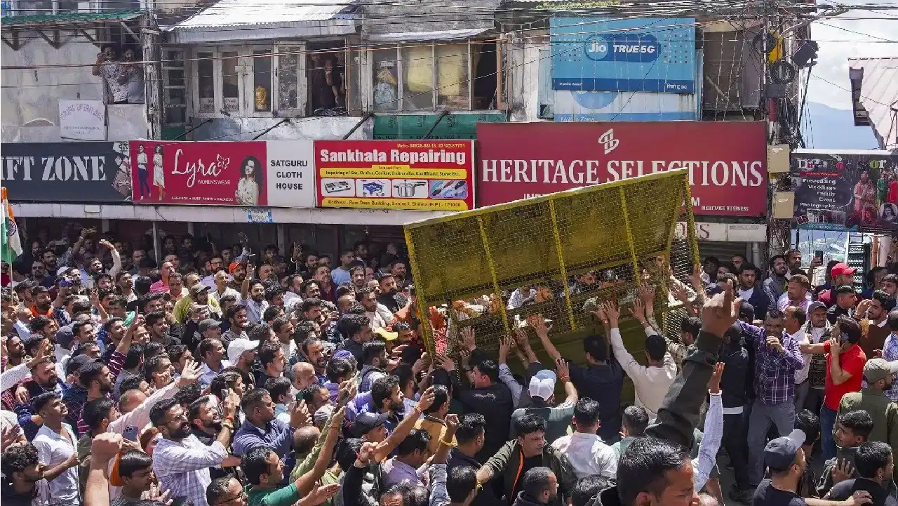 Shimla Sanjauli Masjid Case: ਸੰਜੌਲੀ ਚ ਲਾਠੀਚਾਰਜ ਤੋਂ ਬਾਅਦ ਹਿੰਸਕ ਹੋਇਆ ਪ੍ਰਦਰਸ਼ਨ, ਝੜਪ ਚ ਪੁਲਿਸ ਮੁਲਾਜ਼ਮ ਜ਼ਖਮੀ, ਇਲਾਕੇ ਚ ਤਣਾਅ