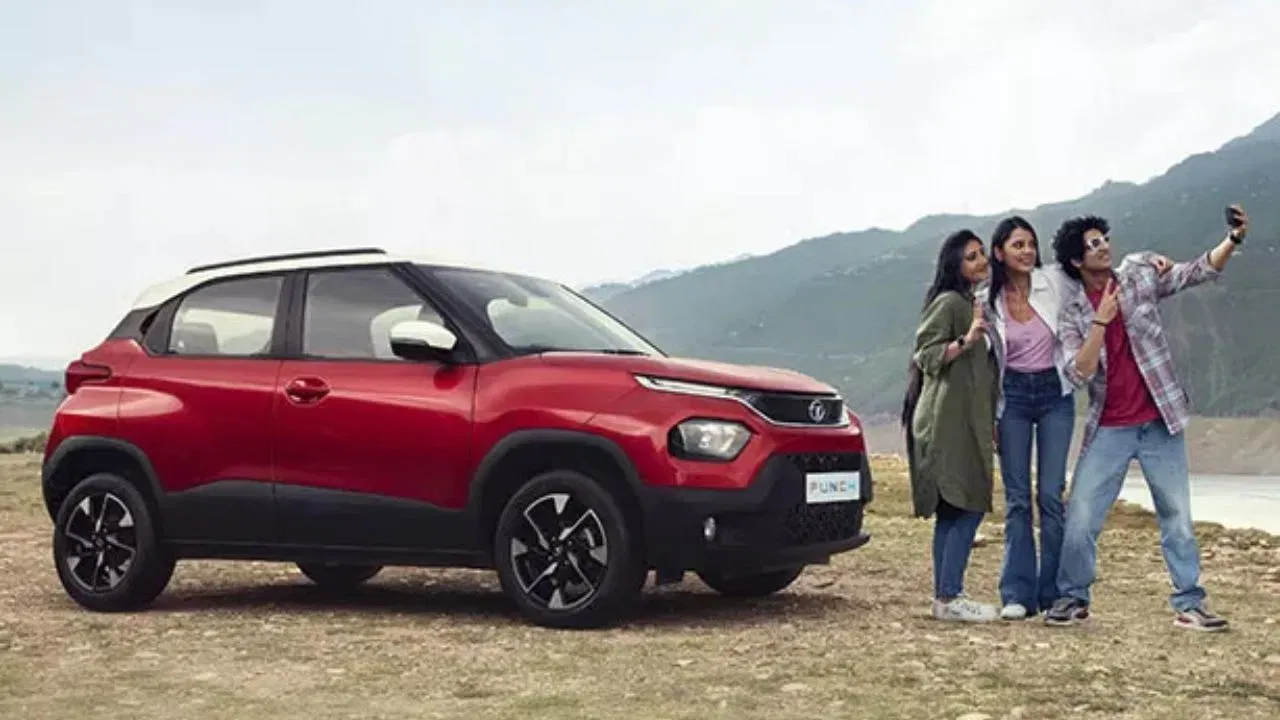 Tata Punch SUV 'ਤੇ ਕੁੱਲ 15 ਹਜ਼ਾਰ ਰੁਪਏ ਤੱਕ ਦਾ ਡਿਸਕਾਊਂਟ ਦਿੱਤਾ ਜਾ ਰਿਹਾ ਹੈ। ਭਾਰਤੀ ਬਾਜ਼ਾਰ 'ਚ ਇਸ ਦੀ ਕੀਮਤ 6.13 ਲੱਖ ਰੁਪਏ ਤੋਂ 10.20 ਲੱਖ ਰੁਪਏ (ਐਕਸ-ਸ਼ੋਰੂਮ) ਦੇ ਵਿਚਕਾਰ ਹੈ।