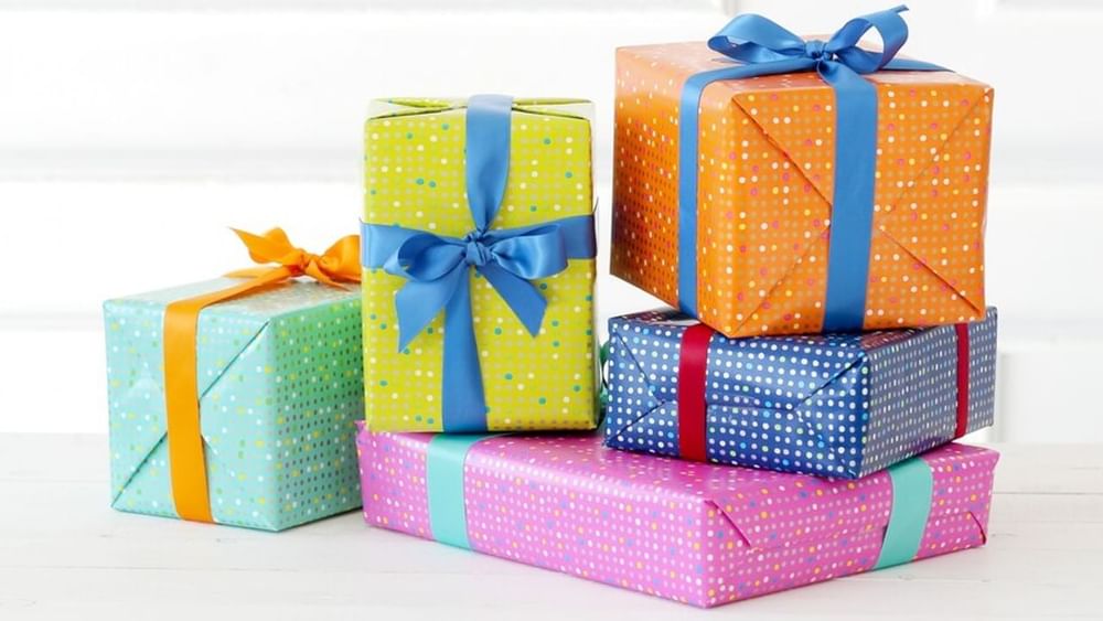 ਜੇਕਰ ਤੁਸੀਂ ਅਧਿਆਪਕ ਦਿਵਸ 'ਤੇ ਆਪਣੇ ਅਧਿਆਪਕਾਂ ਨੂੰ ਤੋਹਫੇ ਦੇਣਾ ਚਾਹੁੰਦੇ ਹੋ, ਤਾਂ ਤੁਸੀਂ ਉਨ੍ਹਾਂ ਨੂੰ ਸਮਾਰਟ ਗੈਜੇਟਸ ਗਿਫਟ ਕਰ ਸਕਦੇ ਹੋ। ਇਹ ਯੰਤਰ ਉਨ੍ਹਾਂ ਲਈ ਲਾਭਦਾਇਕ ਹੋਣਗੇ ਅਤੇ ਯਾਦਗਾਰੀ ਵੀ ਹੋਣਗੇ। ਤੁਹਾਨੂੰ ਇਹ ਈ-ਕਾਮਰਸ ਪਲੇਟਫਾਰਮ ਐਮਾਜ਼ਾਨ ਫਲਿੱਪਕਾਰਟ 'ਤੇ ਛੋਟ 'ਤੇ ਮਿਲ ਰਹੇ ਹਨ।