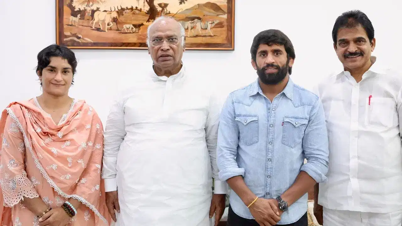 Vinesh Phogat Joins Congress: ਬਜਰੰਗ ਪੁਨੀਆ-ਵਿਨੇਸ਼ ਫੋਗਾਟ ਕਾਂਗਰਸ ਚ ਸ਼ਾਮਲ, ਖੜਗੇ ਨੇ ਕਿਹਾ- ਚੱਕ ਦੇ ਹਰਿਆਣਾ