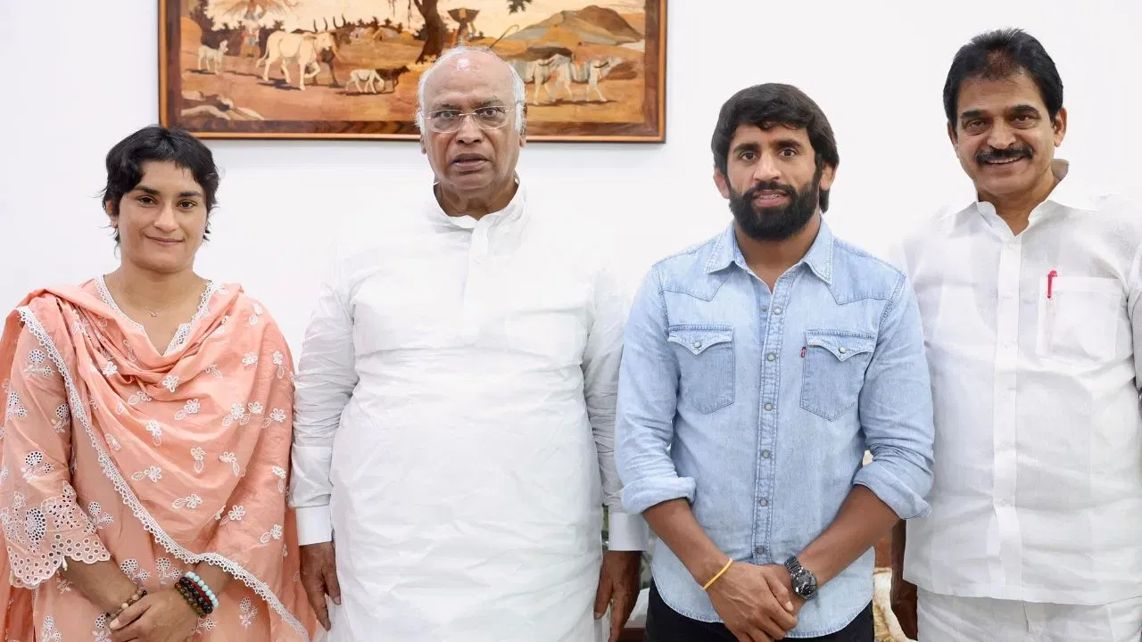 Vinesh Phogat Joins Congress: ਬਜਰੰਗ ਪੁਨੀਆ-ਵਿਨੇਸ਼ ਫੋਗਾਟ ਕਾਂਗਰਸ ‘ਚ ਸ਼ਾਮਲ, ਖੜਗੇ ਨੇ ਕਿਹਾ- ਚੱਕ ਦੇ ਹਰਿਆਣਾ Vinesh Phogat Joins Congress: ਬਜਰੰਗ ਪੁਨੀਆ-ਵਿਨੇਸ਼ ਫੋਗਾਟ ਕਾਂਗਰਸ ‘ਚ ਸ਼ਾਮਲ, ਖੜਗੇ ਨੇ ਕਿਹਾ- ਚੱਕ ਦੇ ਹਰਿਆਣਾ