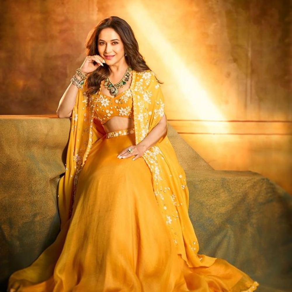Celebs Yellow Lehanga:ਤਿਉਹਾਰਾਂ ਦਾ ਸੀਜ਼ਨ ਸ਼ੁਰੂ ਹੋ ਗਿਆ ਹੈ। ਇਸ ਤਿਉਹਾਰੀ ਸੀਜ਼ਨ 'ਚ ਹਰ ਕੋਈ ਸਟਾਈਲਿਸ਼ ਦਿਖਣਾ ਚਾਹੁੰਦਾ ਹੈ। ਹਾਲਾਂਕਿ, ਤਿਉਹਾਰਾਂ ਦੌਰਾਨ ਟ੍ਰੈਡਿਸ਼ਨਲ ਆਉਟਫਿੱਟ ਕੈਰੀ ਕਰਨ ਦਾ ਜ਼ਿਆਦਾ ਟ੍ਰੈਂਡ ਹੈ। ਇਸ ਲਈ ਅਜਿਹੀ ਟ੍ਰੈਡਿਸ਼ਨਲ ਆਉਟਫਿੱਟ ਕੈਰੀ ਕਰ ਕੇ ਆਪਣੀ ਲੁੱਕ ਨੂੰ ਸਟਾਈਲਿਸ਼ ਬਣਾ ਸਕਦੇ ਹੋ। ਆਓ ਅਸੀਂ ਤੁਹਾਨੂੰ ਦਿਖਾਉਂਦੇ ਹਾਂ ਬੀ ਟਾਊਨ ਸੈਲੇਬਸ ਦੇ ਯੈਲੋ ਲਹਿੰਗਾ ਲੁੱਕ, ਜਿਸ ਤੋਂ ਤੁਸੀਂ ਵੀ Inspire ਹੋ ਜਾਓਗੇ।