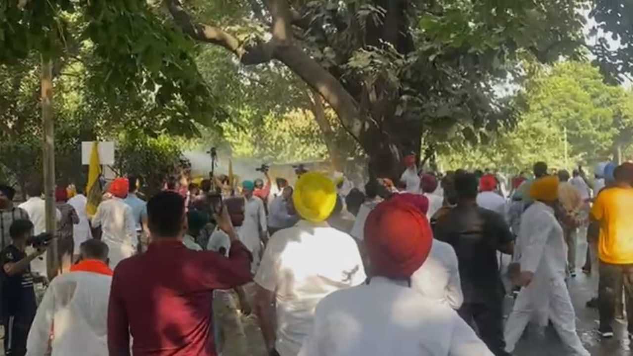 ਚੰਡੀਗੜ੍ਹ ਚ AAP ਦੇ ਪ੍ਰਦਰਸ਼ਨ ਦੌਰਾਨ ਪਾਣੀ ਦੀਆਂ ਬੌਛਾੜਾਂ, ਪੰਜਾਬ ਦੇ 5 ਮੰਤਰੀ ਹਿਰਾਸਤ ਚ, ਇੱਕ ਜ਼ਖਮੀ