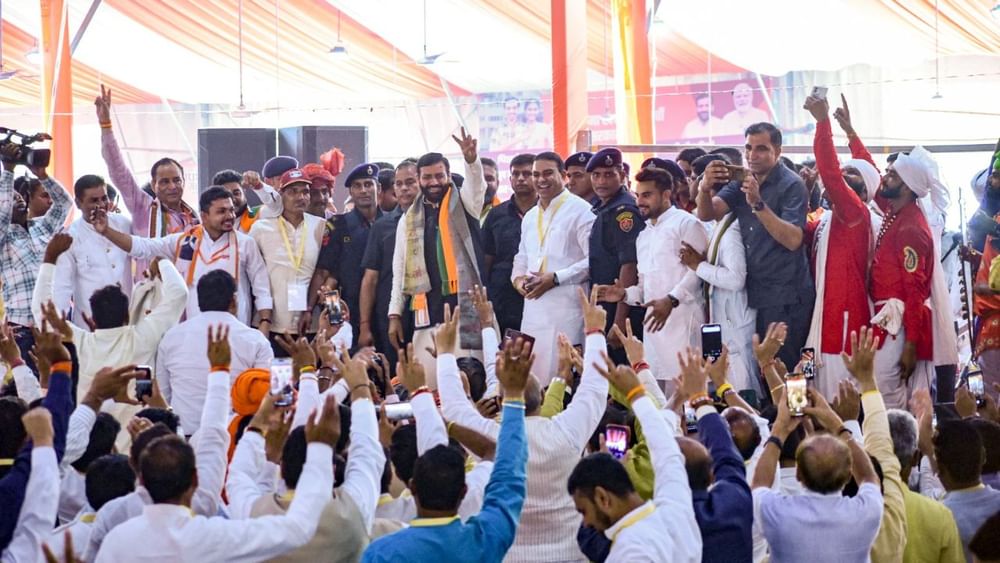ਹਰਿਆਣਾ ਵਿੱਚ ਭਾਜਪਾ ਨੇ ਸ਼ਾਨਦਾਰ ਜਿੱਤ ਹਾਸਲ ਕੀਤੀ ਹੈ। ਇਸ ਵਾਰ ਭਾਰਤੀ ਜਨਤਾ ਪਾਰਟੀ ਪੂਰੇ ਬਹੁਮਤ ਨਾਲ ਸੱਤਾ ਵਿੱਚ ਆਈ ਹੈ। ਪਿਛਲੇ 10 ਸਾਲਾਂ ਤੋਂ ਸੱਤਾ ‘ਤੇ ਕਾਬਜ਼ ਭਾਜਪਾ ਨੇ 48 ਸੀਟਾਂ ਜਿੱਤੀਆਂ ਹਨ, ਜਦਕਿ ਕਾਂਗਰਸ ਨੇ 37 ਸੀਟਾਂ ‘ਤੇ ਜਿੱਤ ਦਰਜ ਕੀਤੀ ਹੈ। ( Pic Credit: PTI)