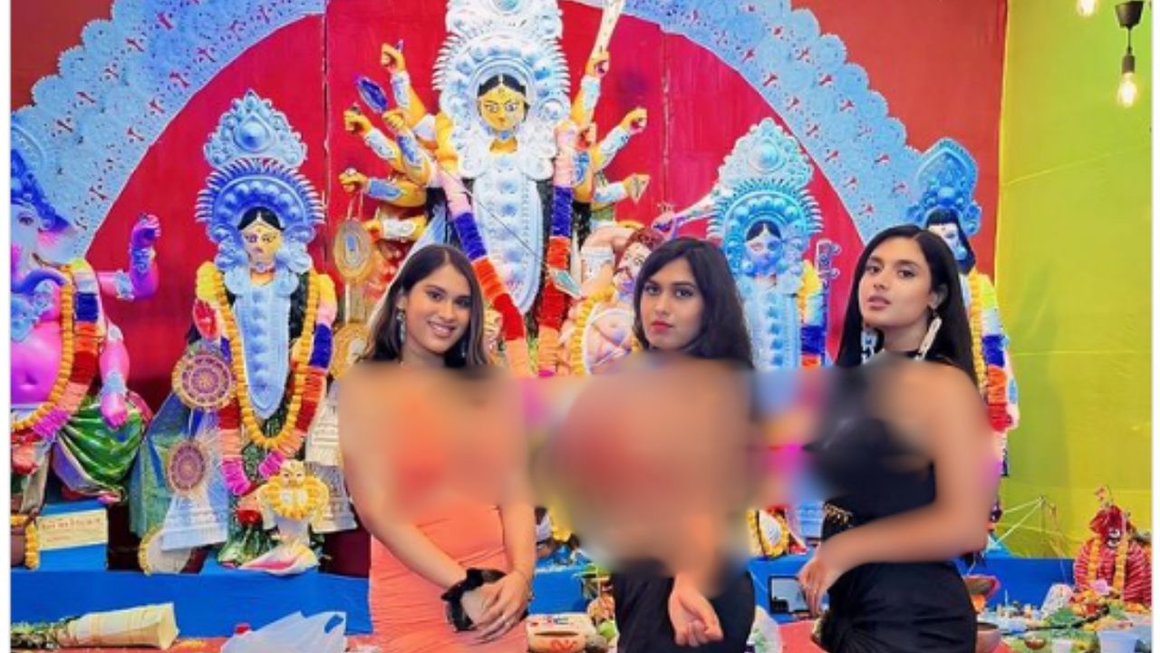 Viral Video: ਅਜੀਬੋ-ਗਰੀਬ ਕੱਪੜੇ ਪਾ ਕੇ ਪੂਜਾ ਪੰਡਾਲ ‘ਚ ਪਹੁੰਚੀਆਂ ਮਾਡਲਸ, ਦੇਖ ਕੇ ਭੜਕੇ ਲੋਕ ਬੋਲੇ- ਕਿਸ ਨੇ ਦਿੱਤੀ ਇਜਾਜ਼ਤ? Viral Video: ਅਜੀਬੋ-ਗਰੀਬ ਕੱਪੜੇ ਪਾ ਕੇ ਪੂਜਾ ਪੰਡਾਲ ‘ਚ ਪਹੁੰਚੀਆਂ ਮਾਡਲਸ, ਦੇਖ ਕੇ ਭੜਕੇ ਲੋਕ ਬੋਲੇ- ਕਿਸ ਨੇ ਦਿੱਤੀ ਇਜਾਜ਼ਤ?