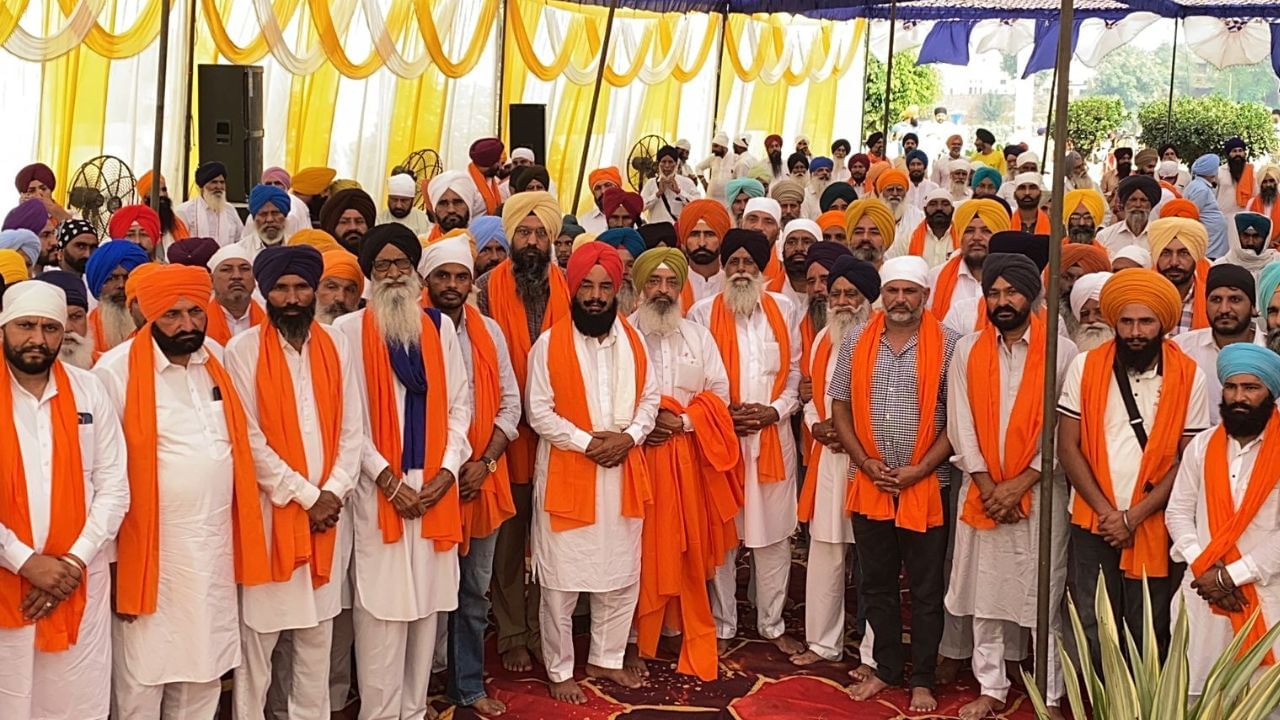 ਕਿਹੜੇ ਗੈਂਗਸਟਰ ਦੇ ਪਿਤਾ ਨੇ 50 ਦੇ ਕਰੀਬ ਪੰਚਾਇਤਾਂ ਨੂੰ ਕੀਤਾ ਸਨਮਾਨਿਤ, ਜਾਣੋ ਕਿਉਂ? ਕਿਹੜੇ ਗੈਂਗਸਟਰ ਦੇ ਪਿਤਾ ਨੇ 50 ਦੇ ਕਰੀਬ ਪੰਚਾਇਤਾਂ ਨੂੰ ਕੀਤਾ ਸਨਮਾਨਿਤ, ਜਾਣੋ ਕਿਉਂ?