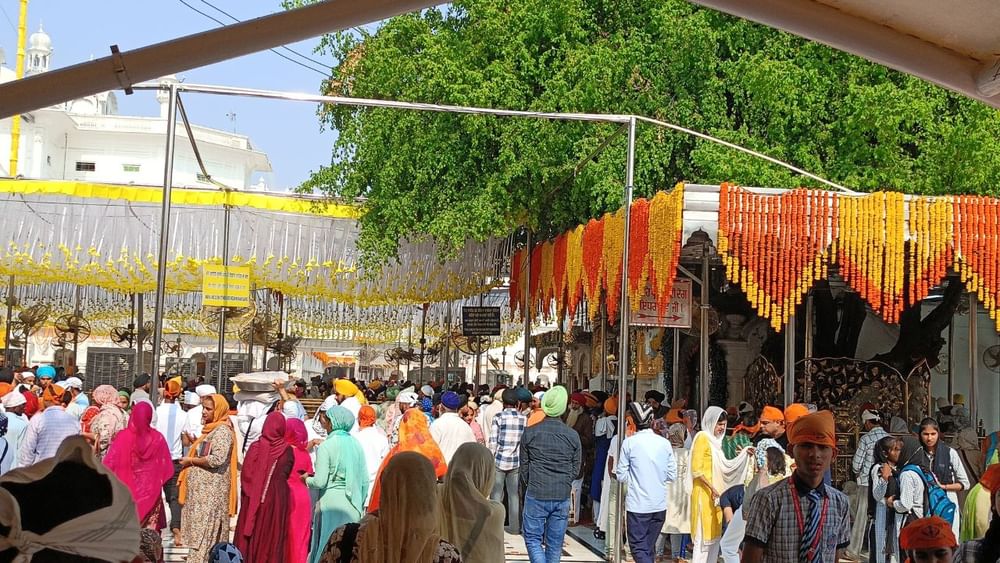 ਦੇਸ਼ਾਂ-ਵਿਦੇਸ਼ਾਂ ਤੋਂ ਸੰਗਤਾਂ ਗੁਰੂ ਘਰ ਵਿੱਚ ਨਤਮਸਤਕ ਹੋਣ ਦੇ ਲਈ ਪਹੁੰਚ ਰਹੀਆਂ ਹਨ।