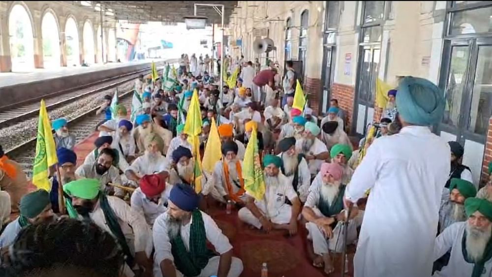 ਉੱਧਰ, ਰੋਸ ਪ੍ਰਦਰਸ਼ਨ ਦੌਰਾਨ ਜਾਣਕਾਰੀ ਦਿੰਦੇ ਹੋਏ ਭਾਰਤੀ ਕਿਸਾਨ ਯੂਨੀਅਨ ਬੀਕੇਯੂ ਦੇ ਆਗੂ ਹਰਜਿੰਦਰ ਸਿੰਘ ਨੇ ਦੱਸਿਆ ਕਿ ਲਖੀਮਪੁਰ ਖੀਰੀ ਵਿੱਚ ਕਿਸਾਨਾਂ ਨੂੰ ਤਿੰਨ ਸਾਲਾਂ ਤੋਂ ਇਨਸਾਫ਼ ਨਹੀਂ ਮਿਲਿਆ। ਭਾਜਪਾ ਆਗੂ ਦੇ ਪੁੱਤਰ ਨੇ ਕਈ ਕਿਸਾਨਾਂ ਨੂੰ ਕੁਚਲਿਆ ਸੀ। ਜਿਸ ਕਾਰਨ ਅੱਜ ਸਾਨੂੰ ਟਰੇਨਾਂ ਰੋਕਣੀਆਂ ਪਈਆਂ।