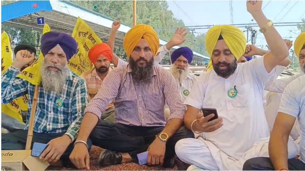 ਅੰਮ੍ਰਿਤਸਰ ‘ਚ ਰੇਲ ਰੋਕੋ ਅੰਦੋਲਨ ‘ਚ ਪਹੁੰਚੇ ਕਿਸਾਨ ਆਗੂ ਸਰਵਣ ਸਿੰਘ ਪੰਧੇਰ ਨੇ ਭਾਜਪਾ ਦੀ ਸੰਸਦ ਮੈਂਬਰ ਕੰਗਨਾ ਰਣੌਤ ਅਤੇ ਕੇਂਦਰੀ ਮੰਤਰੀ ਰਵਨੀਤ ਬਿੱਟੂ ‘ਤੇ ਨਿਸ਼ਾਨਾ ਸਾਧਿਆ। ਉਨ੍ਹਾਂ ਕਿਹਾ ਕਿ ਜੇਕਰ ਲਖੀਮਪੁਰ ਕਾਂਡ ਵਿੱਚ ਬਿੱਟੂ ਦੇ ਸਾਥੀਆਂ ਦੀ ਮੌਤ ਹੁੰਦੀ ਤਾਂ ਉਨ੍ਹਾਂ ਦਾ ਕੀ ਹਾਲ ਹੋਣਾ ਸੀ।