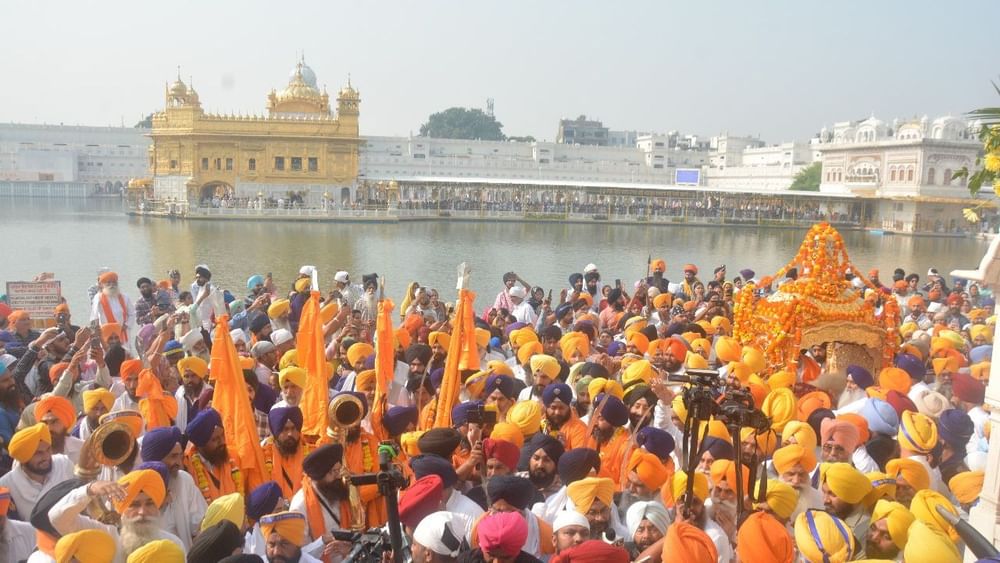 ਕਾਰ ਸੇਵਾ ਸੰਪਰਦਾਇ ਕਿਲ੍ਹਾ ਅਨੰਦਗੜ੍ਹ ਸਾਹਿਬ ਆਏ ਸੇਵਾਦਾਰ ਨੇ ਦੱਸਿਆ ਕਿ ਦਿੱਲੀ ਤੋਂ ਆਈਆਂ ਸੰਗਤਾਂ ਵੀ ਲੰਗਰ ਲੈਕੇ ਗੁਰੁ ਘਰ ਪੁੱਜੀਆਂ ਹਨ।