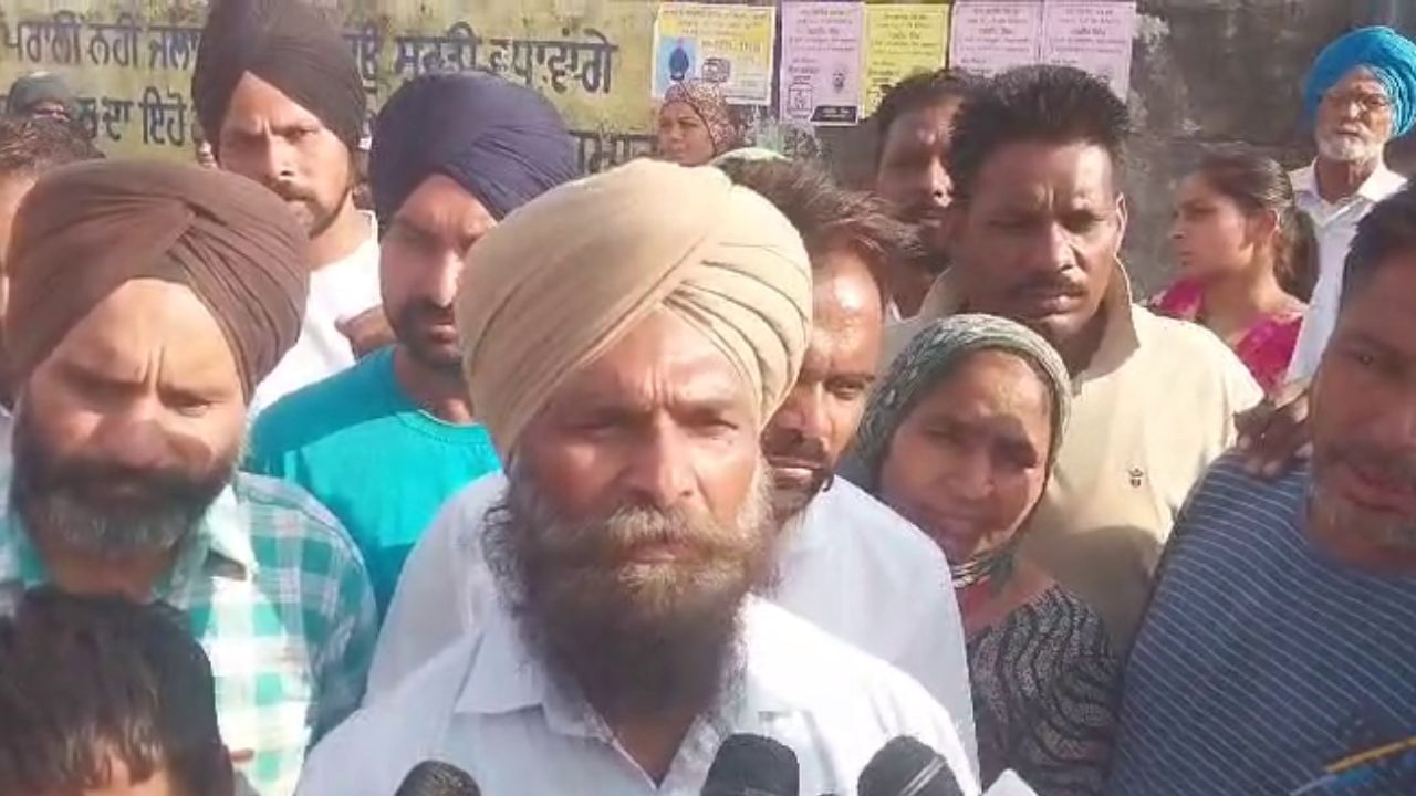 ਪਟਿਆਲਾ ਦੇ ਸ਼ਾਦੀਪੁਰ ਖੁੱਡਾ ਪਿੰਡ ‘ਚ ਮਾਹੌਲ ਤਣਾਵਪੁਰਨ, ਬੂਥ ‘ਤੇ ਕਬਜ਼ਾ ਕਰਨ ਆਏ ਗੁੰਡਿਆਂ ਨੇ ਚਲਾਈ ਗੋਲੀ ਪਟਿਆਲਾ ਦੇ ਸ਼ਾਦੀਪੁਰ ਖੁੱਡਾ ਪਿੰਡ ‘ਚ ਮਾਹੌਲ ਤਣਾਵਪੁਰਨ, ਬੂਥ ‘ਤੇ ਕਬਜ਼ਾ ਕਰਨ ਆਏ ਗੁੰਡਿਆਂ ਨੇ ਚਲਾਈ ਗੋਲੀ