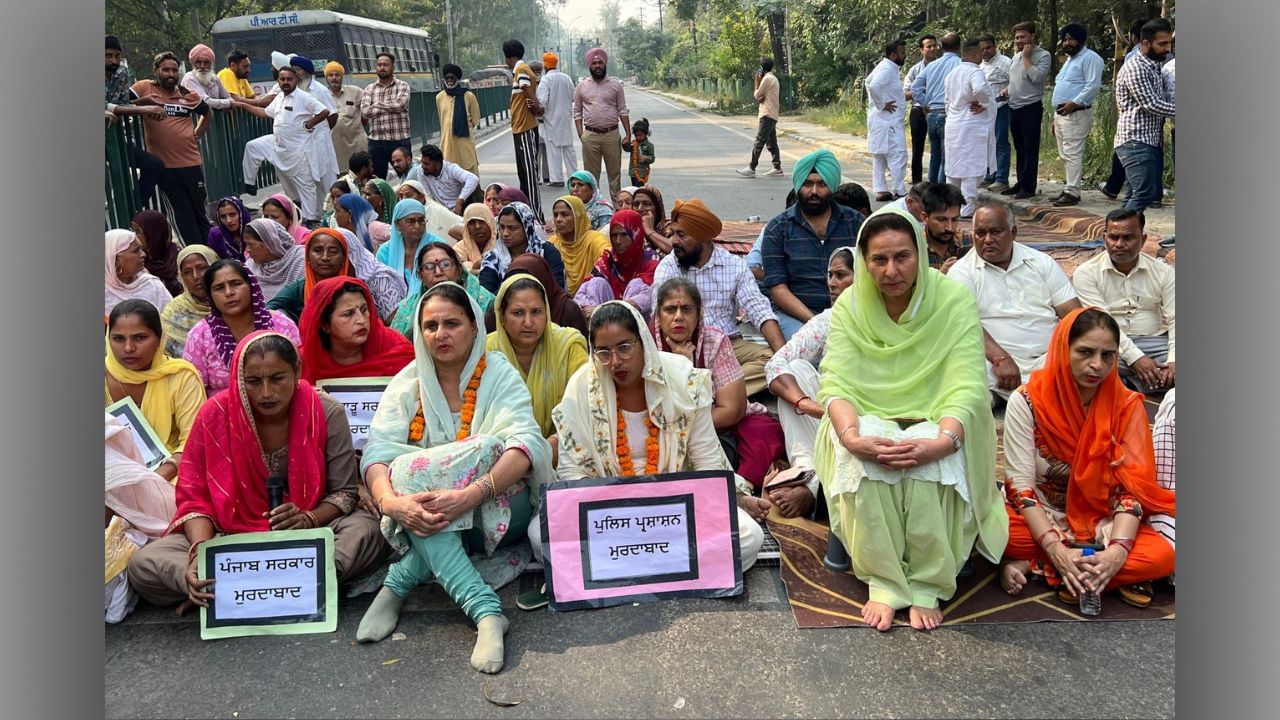ਪਟਿਆਲਾ ‘ਚ ਭਾਜਪਾ ਆਗੂ ਪ੍ਰਨੀਤ ਕੌਰ ਵੱਲੋਂ ਭੁੱਖ ਹੜਤਾਲ, SSP ਦਫ਼ਤਰ ਦੇ ਬਾਹਰ ਮਹਿਲਾਵਾਂ ਦਾ ਧਰਨਾ, ਪੁਲਿਸ ‘ਤੇ ਕਾਰਵਾਈ ਨਾ ਕਰਨ ਦਾ ਇਲਜ਼ਾਮ ਪਟਿਆਲਾ ‘ਚ ਭਾਜਪਾ ਆਗੂ ਪ੍ਰਨੀਤ ਕੌਰ ਵੱਲੋਂ ਭੁੱਖ ਹੜਤਾਲ, SSP ਦਫ਼ਤਰ ਦੇ ਬਾਹਰ ਮਹਿਲਾਵਾਂ ਦਾ ਧਰਨਾ, ਪੁਲਿਸ ‘ਤੇ ਕਾਰਵਾਈ ਨਾ ਕਰਨ ਦਾ ਇਲਜ਼ਾਮ