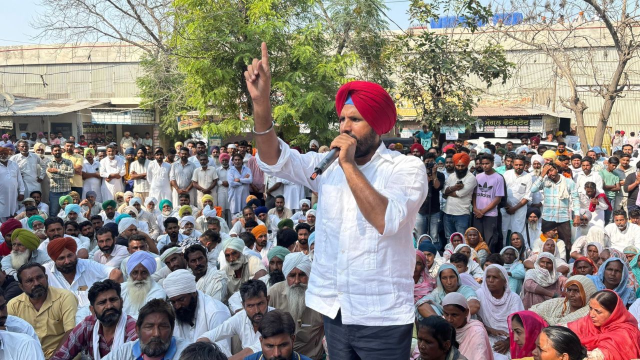 ਚੋਣ ਕਮਿਸ਼ਨ ਕੋਲ ਪਹੁੰਚਿਆ ਗਿੱਦੜਬਾਹਾ ਪੰਚਾਇਤੀ ਚੋਣ ਮਾਮਲਾ, ‘ਕਾਂਗਰਸੀ ਆਗੂਆਂ ਨੇ ਐੱਸਡੀਐੱਮ ਦਫ਼ਤਰ ਦੇ ਲਾਇਆ ਬਾਹਰ ਚੋਣ ਕਮਿਸ਼ਨ ਕੋਲ ਪਹੁੰਚਿਆ ਗਿੱਦੜਬਾਹਾ ਪੰਚਾਇਤੀ ਚੋਣ ਮਾਮਲਾ, ‘ਕਾਂਗਰਸੀ ਆਗੂਆਂ ਨੇ ਐੱਸਡੀਐੱਮ ਦਫ਼ਤਰ ਦੇ ਲਾਇਆ ਬਾਹਰ