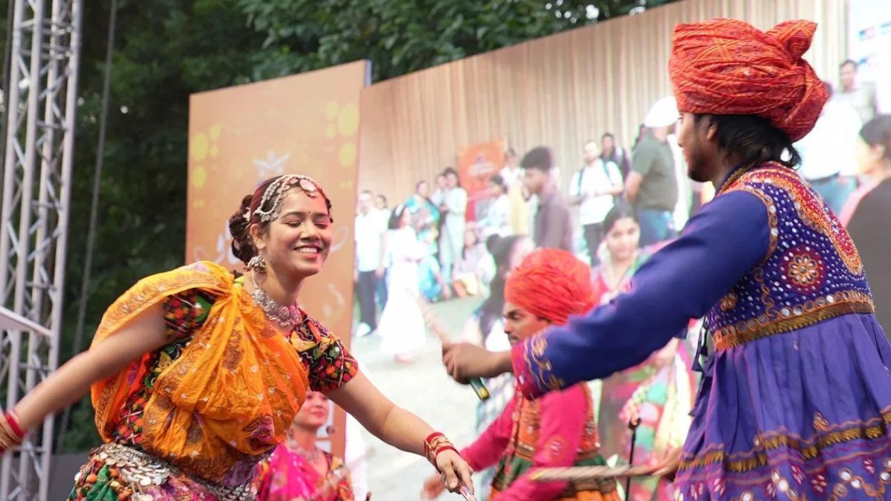 TV9 Festival of India: ਪੰਜਵੇਂ ਅਤੇ ਆਖ਼ਰੀ ਦਿਨ ਪੂਜਾ, ਸੰਦੂਰ ਖੇਲਾ ਅਤੇ ਮਨੋਰੰਜਨ ਪ੍ਰੋਗਰਾਮ TV9 Festival of India: ਪੰਜਵੇਂ ਅਤੇ ਆਖ਼ਰੀ ਦਿਨ ਪੂਜਾ, ਸੰਦੂਰ ਖੇਲਾ ਅਤੇ ਮਨੋਰੰਜਨ ਪ੍ਰੋਗਰਾਮ