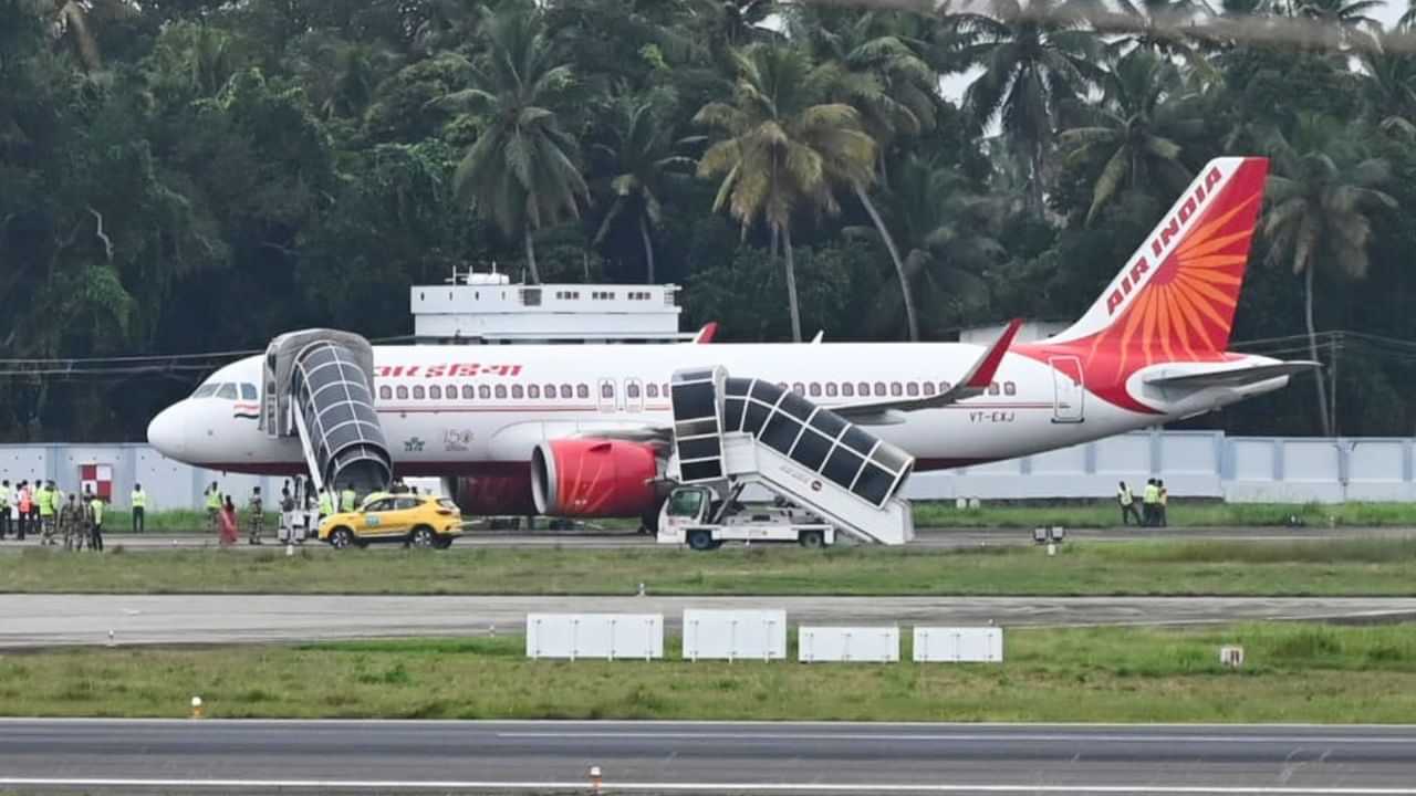 Air India: ਜਹਾਜ਼ ਚ ਬੰਬ ਦੀ ਧਮਕੀ, ਨਿਊਯਾਰਕ ਜਾ ਰਹੀ ਏਅਰ ਇੰਡੀਆ ਦੀ ਫਲਾਈਟ ਦੀ ਦਿੱਲੀ ਚ ਐਮਰਜੈਂਸੀ ਲੈਂਡਿੰਗ