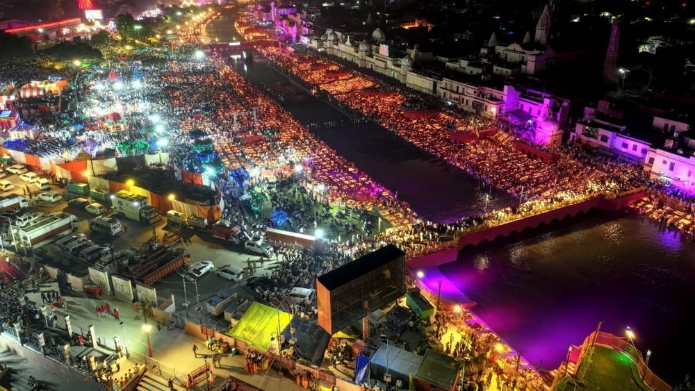 ਜਦੋਂ ਭਗਵਾਨ ਰਾਮ 14 ਸਾਲ ਦੇ ਬਨਵਾਸ ਤੋਂ ਬਾਅਦ ਅਯੁੱਧਿਆ ਪਰਤੇ ਤਾਂ ਉਨ੍ਹਾਂ ਦਾ ਨਿੱਘਾ ਸੁਆਗਤ ਹੋਇਆ। ਭਗਵਾਨ ਦੇ ਸਵਾਗਤ ਲਈ ਪੂਰੇ ਅਯੁੱਧਿਆ ਸ਼ਹਿਰ ਨੂੰ ਦੁਲਹਨ ਵਾਂਗ ਸਜਾਇਆ ਗਿਆ।