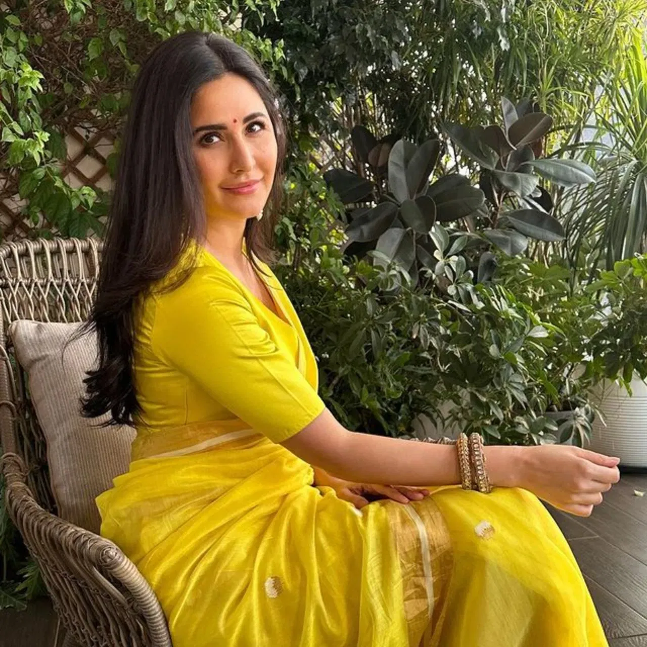 ਪੀਲੀ ਸਾੜ੍ਹੀ 'ਚ ਕੈਟਰੀਨਾ ਕੈਫ ਬੇਹੱਦ ਖੂਬਸੂਰਤ ਲੱਗ ਰਹੀ ਹੈ। ਉਨ੍ਹਾਂ ਨੇ ਪੀਲੀ ਸਾੜ੍ਹੀ ਦੇ ਨਾਲ ਬਹੁਤ ਹੀ ਸਧਾਰਨ ਹਾਫ ਸਲੀਵ ਬਲਾਊਜ਼ ਪਾਇਆ ਹੋਇਆ ਹੈ। ਜੇਕਰ ਤੁਸੀਂ ਸਿੰਪਲ ਲੁੱਕ ਕੈਰੀ ਕਰਨਾ ਚਾਹੁੰਦੇ ਹੋ ਤਾਂ ਅਜਿਹੇ ਬਲਾਊਜ਼ ਡਿਜ਼ਾਈਨ ਵੀ ਕੈਰੀ ਕਰ ਸਕਦੇ ਹੋ।
