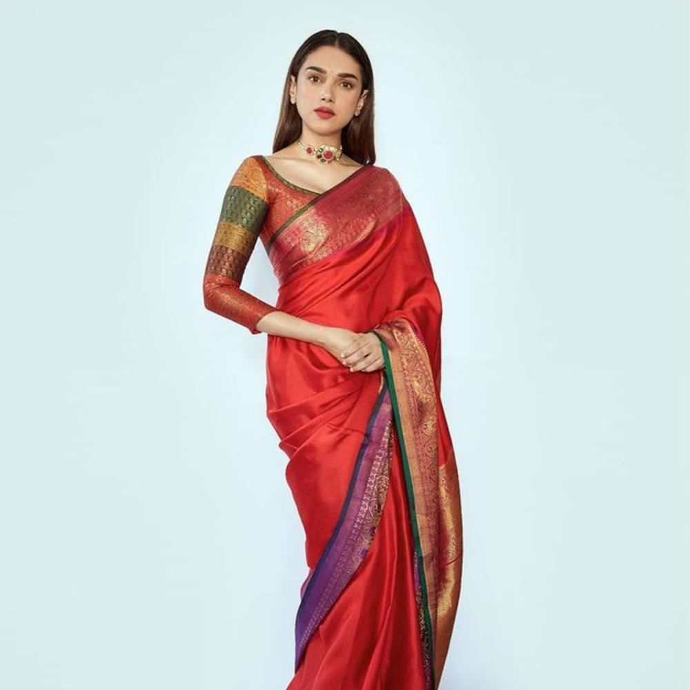 Karwa Chauth Modern Look: ਕਰਵਾ ਚੌਥ ਦਾ ਤਿਉਹਾਰ ਭਾਰਤੀ ਸੰਸਕ੍ਰਿਤੀ ਵਿੱਚ ਬਹੁਤ ਮਹੱਤਵ ਰੱਖਦਾ ਹੈ। ਵਿਆਹੀਆਂ ਔਰਤਾਂ ਦੇ ਨਾਲ-ਨਾਲ ਅਣਵਿਆਹੀਆਂ ਕੁੜੀਆਂ ਵੀ ਇਹ ਵਰਤ ਰੱਖਦੀਆਂ ਹਨ। ਹਾਲਾਂਕਿ ਲੋਕ ਇਸ ਤਿਉਹਾਰ ਤੋਂ ਪਹਿਲਾਂ ਹੀ ਖਰੀਦਦਾਰੀ ਸ਼ੁਰੂ ਕਰ ਦਿੰਦੇ ਹਨ। ਜ਼ਿਆਦਾਤਰ ਔਰਤਾਂ ਨੂੰ ਇਸ ਕਰਵਾ ਚੌਥ 'ਤੇ ਪਹਿਰਾਵੇ ਦੀ ਚੋਣ ਕਰਨ 'ਚ ਕੁਝ ਦਿੱਕਤਾਂ ਦਾ ਸਾਹਮਣਾ ਕਰਨਾ ਪੈਂਦਾ ਹੈ, ਆਓ ਅਸੀਂ ਤੁਹਾਨੂੰ ਆਧੁਨਿਕ ਦਿੱਖ ਦੇ ਕੁਝ ਸੁਝਾਅ ਦਿੰਦੇ ਹਾਂ, ਜੋ ਤਿਉਹਾਰਾਂ ਦੇ ਸੀਜ਼ਨ 'ਚ ਸਭ ਤੋਂ ਵਧੀਆ ਵਿਕਲਪ ਹੋਣਗੇ।