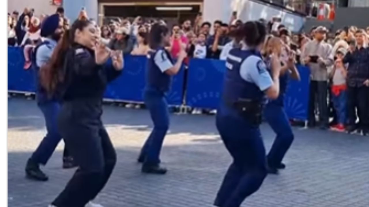 Dance Video: ਵਿਦੇਸ਼ਾਂ ‘ਚ ਦਿਖੀ ਪ੍ਰੀ-ਦੀਵਾਲੀ Celebration ਦੀ ਧੂਮ, ਵਰਦੀ ‘ਚ ਭੰਗੜਾ ਪਾਉਂਦੀ ਨਜ਼ਰ ਆਈ ਨਿਊਜ਼ੀਲੈਂਡ ਦੀ ਪੁਲਿਸ Dance Video: ਵਿਦੇਸ਼ਾਂ ‘ਚ ਦਿਖੀ ਪ੍ਰੀ-ਦੀਵਾਲੀ Celebration ਦੀ ਧੂਮ, ਵਰਦੀ ‘ਚ ਭੰਗੜਾ ਪਾਉਂਦੀ ਨਜ਼ਰ ਆਈ ਨਿਊਜ਼ੀਲੈਂਡ ਦੀ ਪੁਲਿਸ