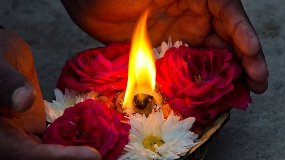 ਪੂਜਾ ਵਿਚ ਜਾਂ ਘਰ ਦੀ ਸਜਾਵਟ ਵਿਚ ਲਏ ਗਏ ਫੁੱਲਾਂ ਨੂੰ ਕਈ ਤਰੀਕਿਆਂ ਨਾਲ ਦੁਬਾਰਾ ਵਰਤਿਆ ਜਾ ਸਕਦਾ ਹੈ। ਪੂਜਾ 'ਚ ਚੜ੍ਹਾਏ ਗਏ ਫੁੱਲਾਂ ਨੂੰ ਖਾਦ ਵੀ ਪਾ ਸਕਦੇ ਹੋ। ਤੁਸੀਂ ਇਨ੍ਹਾਂ ਫੁੱਲਾਂ ਨੂੰ ਇੱਕ ਟੋਏ ਵਿੱਚ ਪਾ ਕੇ ਖਾਦ ਬਣਾ ਸਕਦੇ ਹੋ। ਇਸ ਜੈਵਿਕ ਖਾਦ ਦੀ ਵਰਤੋਂ ਪੌਦਿਆਂ ਲਈ ਬਹੁਤ ਲਾਭਦਾਇਕ ਹੈ।