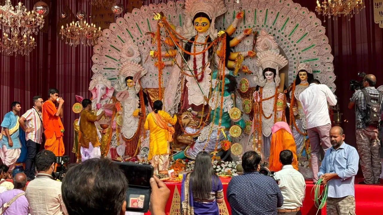 Durga Puja: ਬਹੁਤ ਖਾਸ ਹੁੰਦੀ ਹੈ ਦਿੱਲੀ ਦੀ ਇਹ ਦੁਰਗਾ ਪੂਜਾ, ਲੱਖਾਂ ਦੀ ਗਿਣਤੀ ਵਿੱਚ ਆਉਂਦੇ ਹਨ ਲੋਕ Durga Puja: ਬਹੁਤ ਖਾਸ ਹੁੰਦੀ ਹੈ ਦਿੱਲੀ ਦੀ ਇਹ ਦੁਰਗਾ ਪੂਜਾ, ਲੱਖਾਂ ਦੀ ਗਿਣਤੀ ਵਿੱਚ ਆਉਂਦੇ ਹਨ ਲੋਕ
