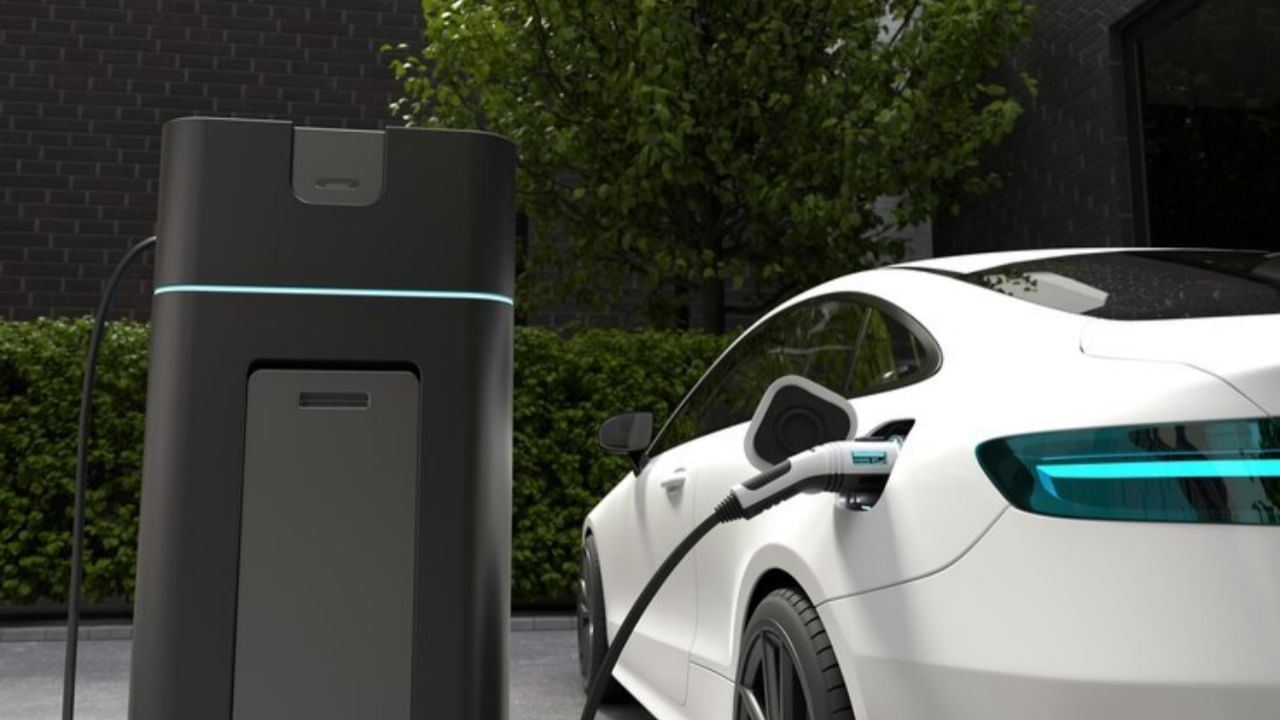 EV Battery: ਲੰਬੇ ਸਮੇਂ ਤੱਕ ਚੱਲੇਗੀ ਇਲੈਕਟ੍ਰਿਕ ਵਾਹਨ ਦੀ ਬੈਟਰੀ, ਬਸ ਇਨ੍ਹਾਂ 4 ਗੱਲਾਂ ਦਾ ਰੱਖੋ ਧਿਆਨ EV Battery: ਲੰਬੇ ਸਮੇਂ ਤੱਕ ਚੱਲੇਗੀ ਇਲੈਕਟ੍ਰਿਕ ਵਾਹਨ ਦੀ ਬੈਟਰੀ, ਬਸ ਇਨ੍ਹਾਂ 4 ਗੱਲਾਂ ਦਾ ਰੱਖੋ ਧਿਆਨ