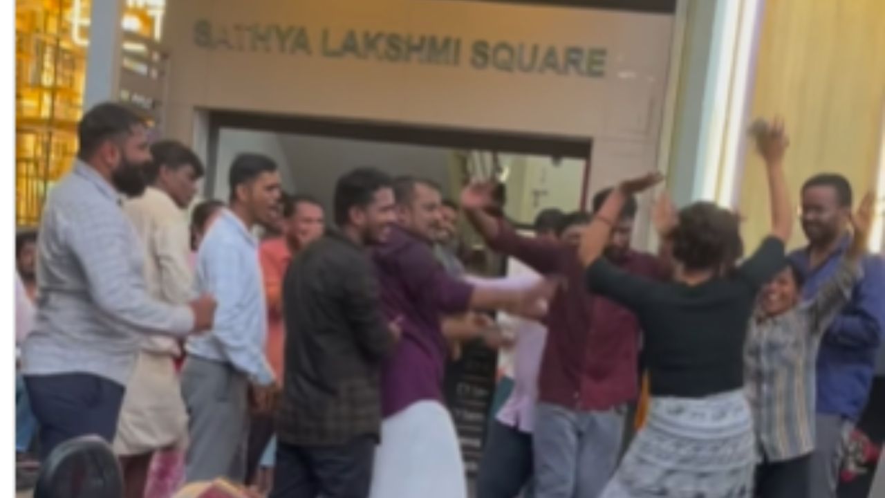 Women Dance in Traffic: ਟ੍ਰੈਫਿਕ ਜਾਮ ‘ਚ ਫਸਿਆ ਆਟੋ ਰਿਕਸ਼ਾ, ਔਰਤ ਨੇ ਸੜਕ ‘ਤੇ ਬਣਾਇਆ ਮਾਹੌਲ Women Dance in Traffic: ਟ੍ਰੈਫਿਕ ਜਾਮ ‘ਚ ਫਸਿਆ ਆਟੋ ਰਿਕਸ਼ਾ, ਔਰਤ ਨੇ ਸੜਕ ‘ਤੇ ਬਣਾਇਆ ਮਾਹੌਲ
