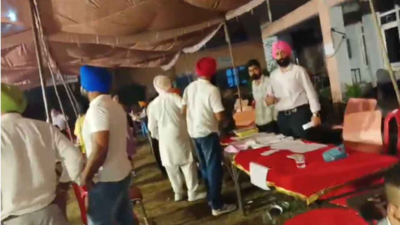 ਗੁਰਦਾਸਪੁਰ ‘ਚ ਰਾਤ 9 ਵਜੇ ਤੱਕ ਟੀਮਾਂ ਨਹੀਂ ਹੋਈਆਂ ਪੋਲਿੰਗ ਸਟੇਸ਼ਨਾਂ ਲਈ ਰਵਾਨਾ, ਮੁਲਾਜ਼ਮ ਗੈਰ-ਹਾਜ਼ਰ ਗੁਰਦਾਸਪੁਰ ‘ਚ ਰਾਤ 9 ਵਜੇ ਤੱਕ ਟੀਮਾਂ ਨਹੀਂ ਹੋਈਆਂ ਪੋਲਿੰਗ ਸਟੇਸ਼ਨਾਂ ਲਈ ਰਵਾਨਾ, ਮੁਲਾਜ਼ਮ ਗੈਰ-ਹਾਜ਼ਰ